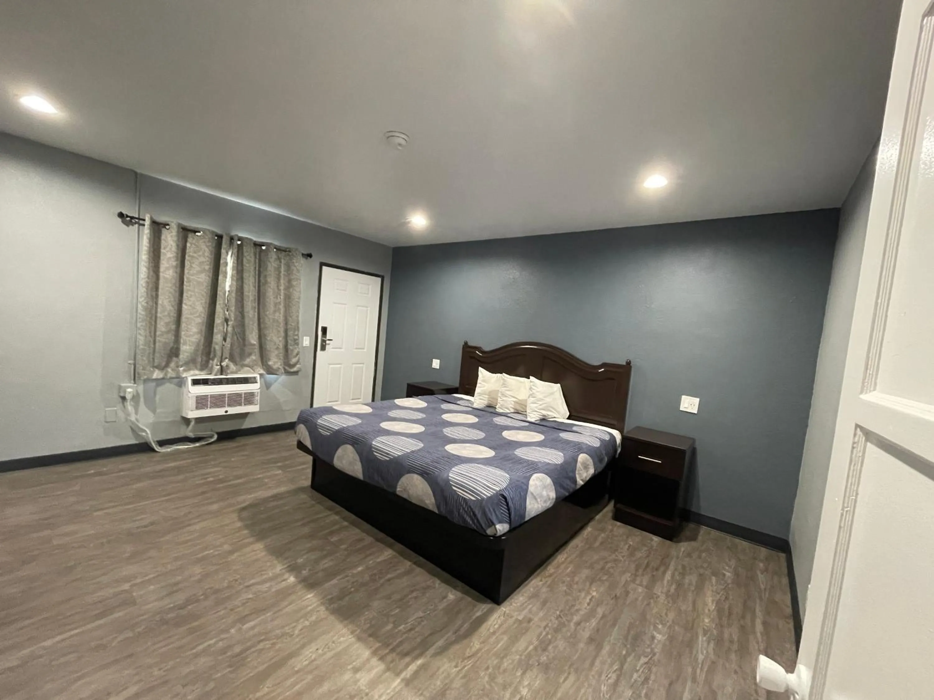 Photo of the whole room, Bed in Cornett Motel