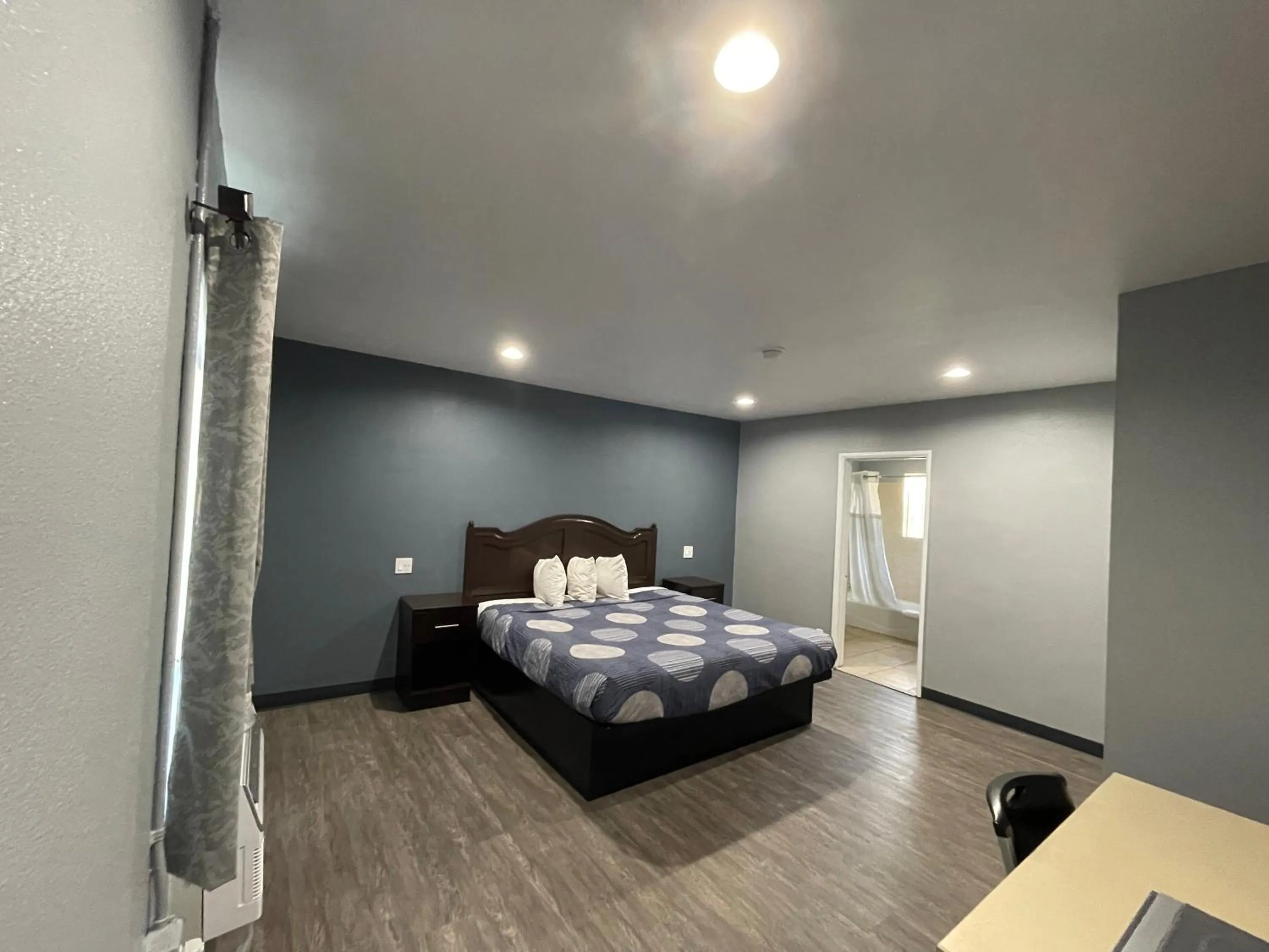 Photo of the whole room, Bed in Cornett Motel