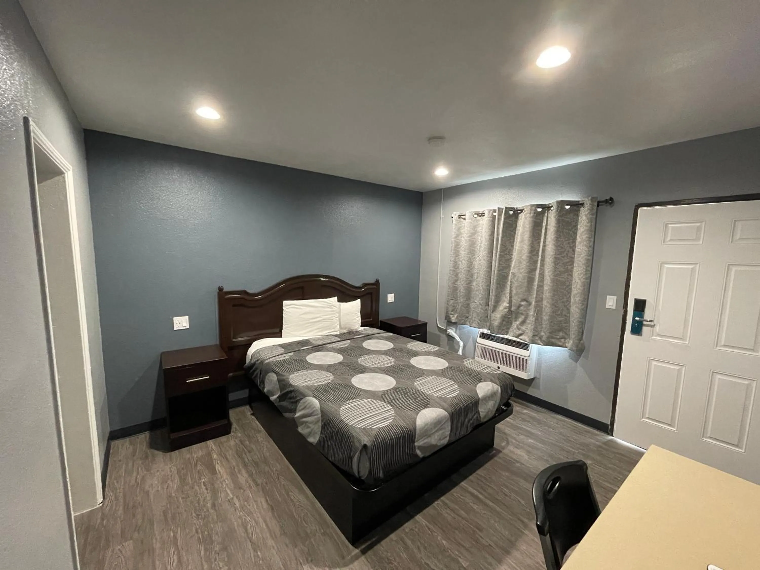 Bedroom, Bed in Cornett Motel