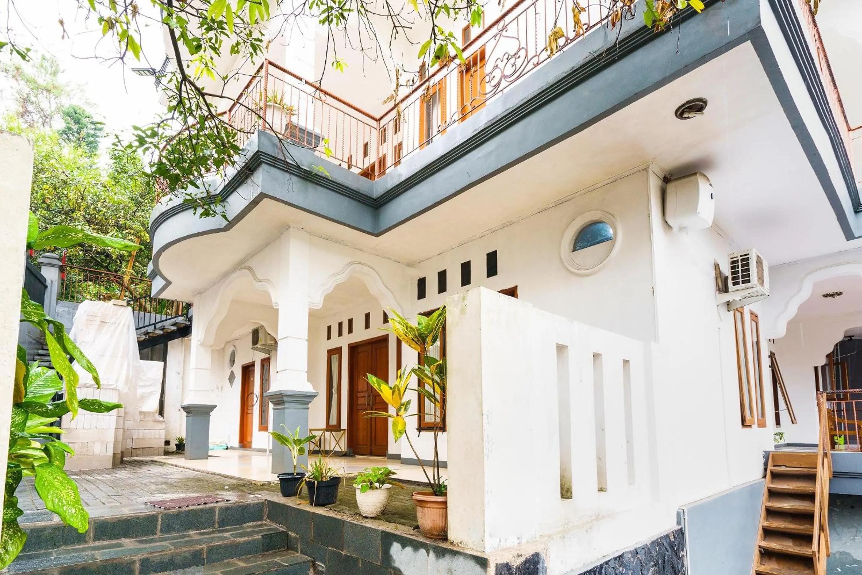 Facade/entrance in OYO 91561 Gandhi Hotel NearRS Khusus Ginjal Ny. R.A. Habibie