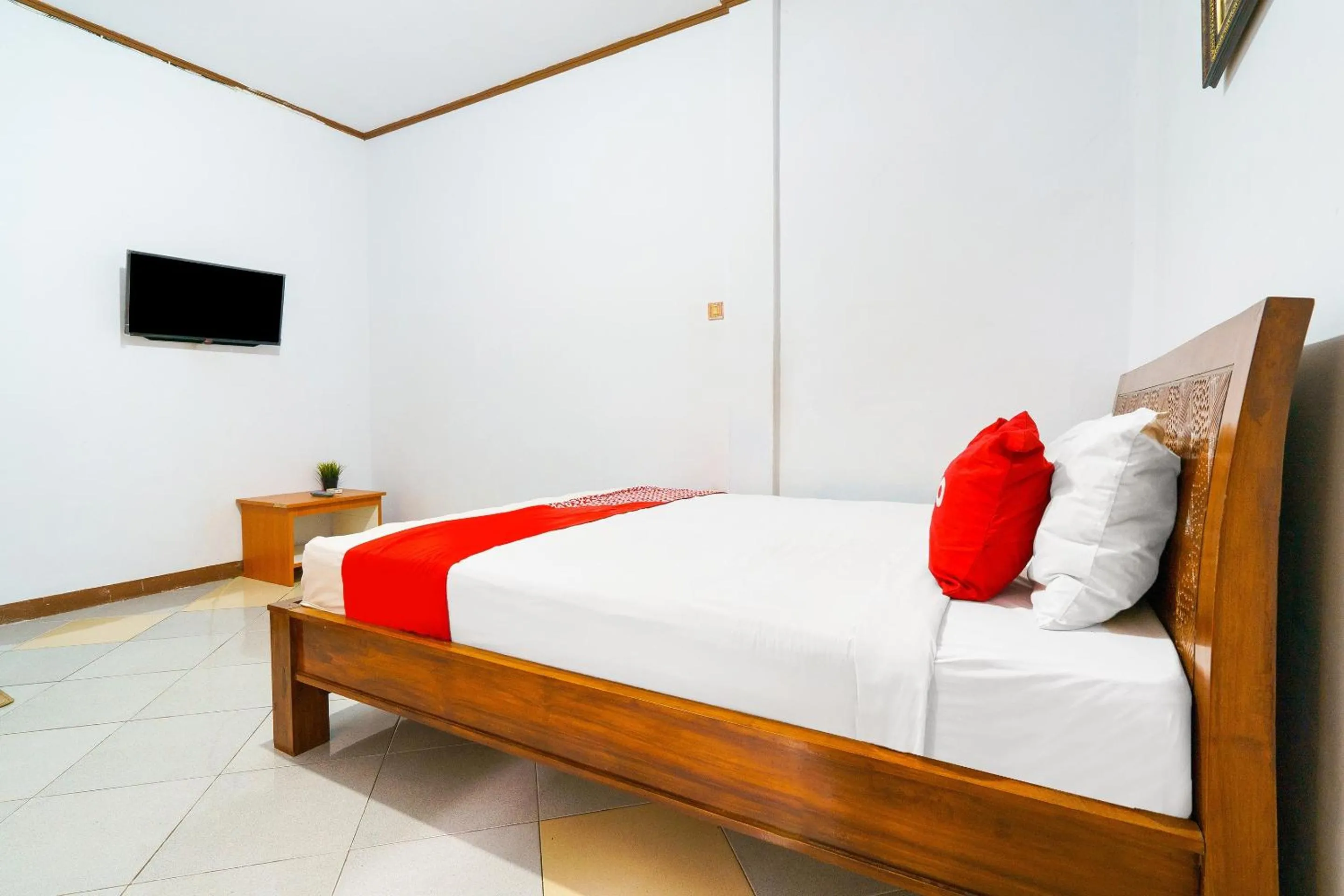 Bedroom in OYO 91561 Gandhi Hotel NearRS Khusus Ginjal Ny. R.A. Habibie