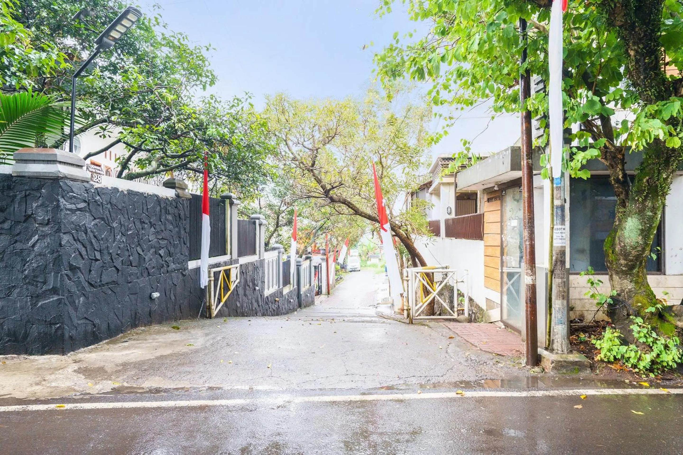 Facade/entrance in OYO 91561 Gandhi Hotel NearRS Khusus Ginjal Ny. R.A. Habibie