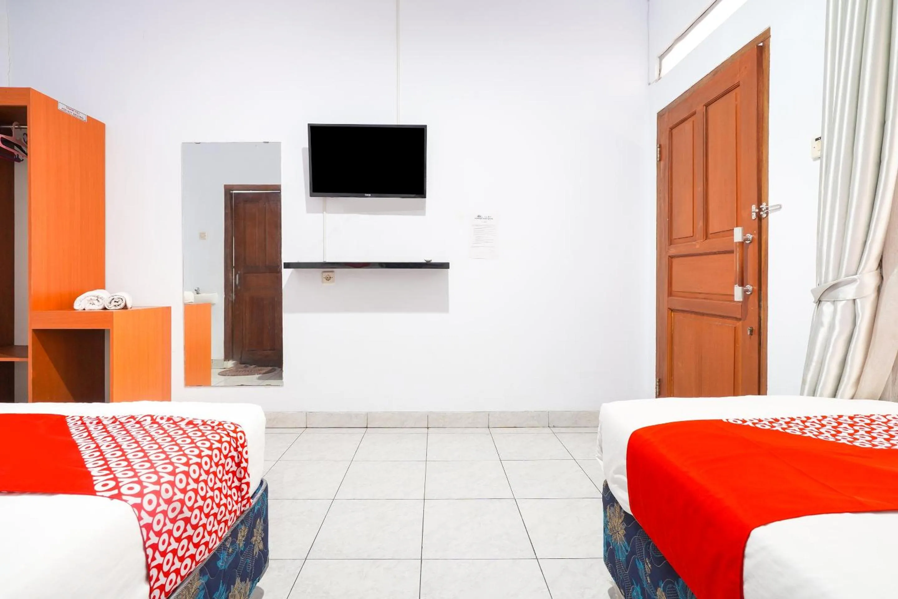 Bedroom in OYO 91561 Gandhi Hotel NearRS Khusus Ginjal Ny. R.A. Habibie