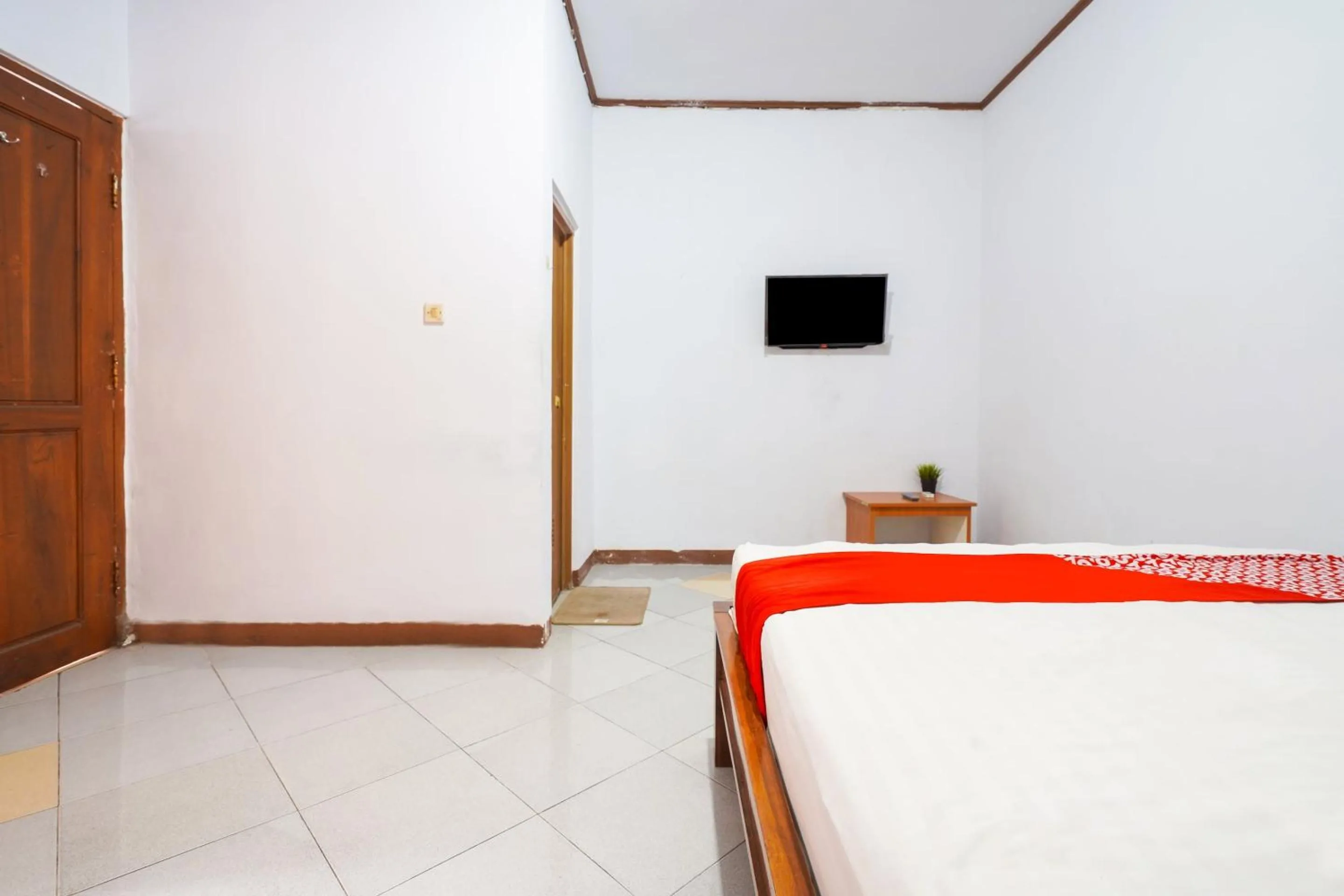Bedroom in OYO 91561 Gandhi Hotel NearRS Khusus Ginjal Ny. R.A. Habibie