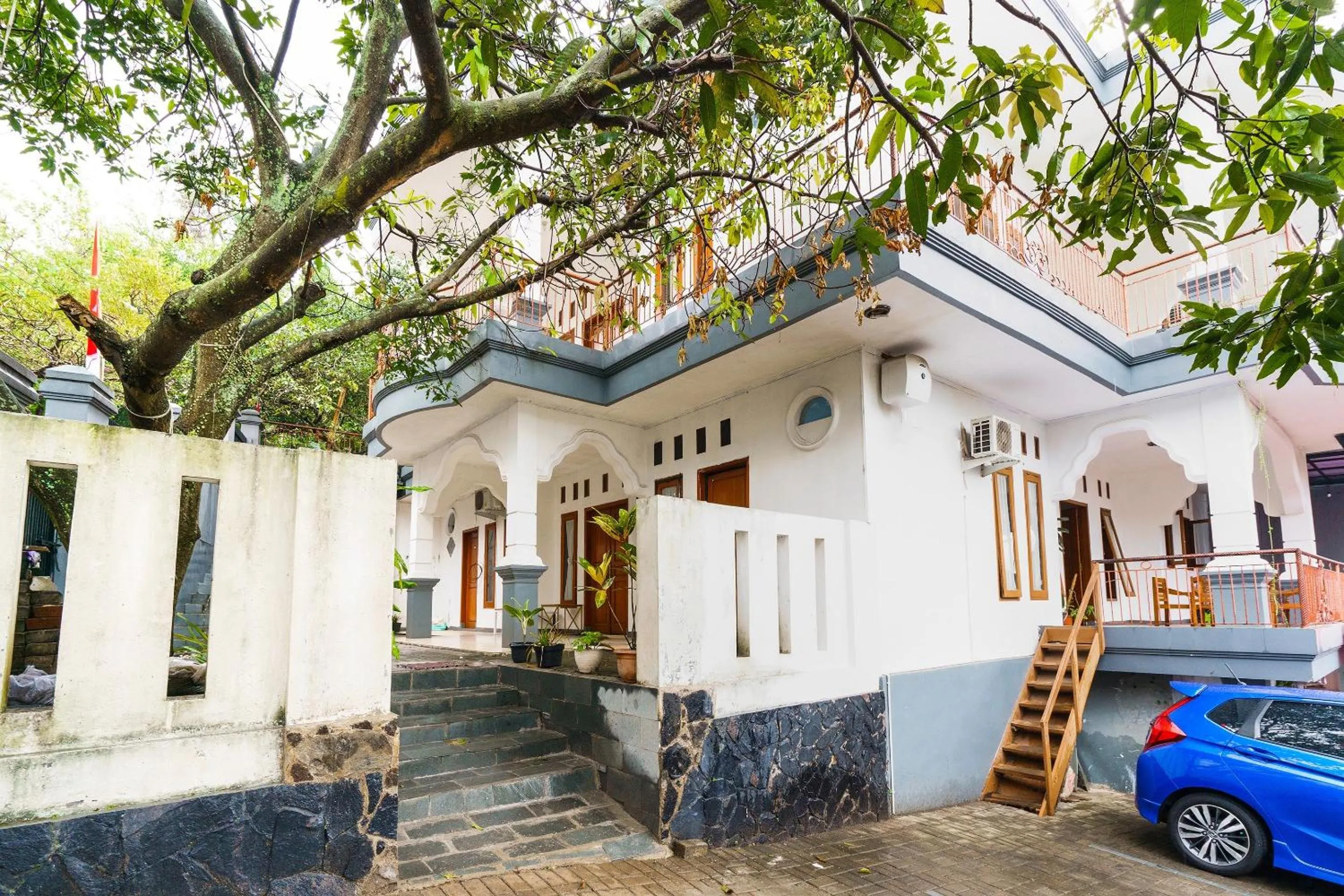 Facade/entrance in OYO 91561 Gandhi Hotel NearRS Khusus Ginjal Ny. R.A. Habibie