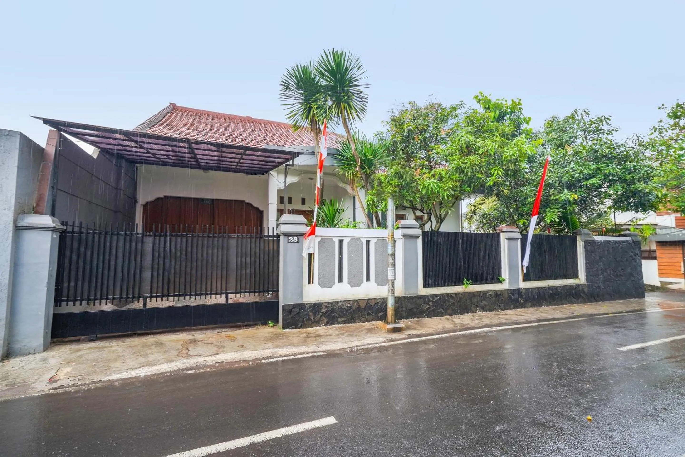 Facade/entrance in OYO 91561 Gandhi Hotel NearRS Khusus Ginjal Ny. R.A. Habibie