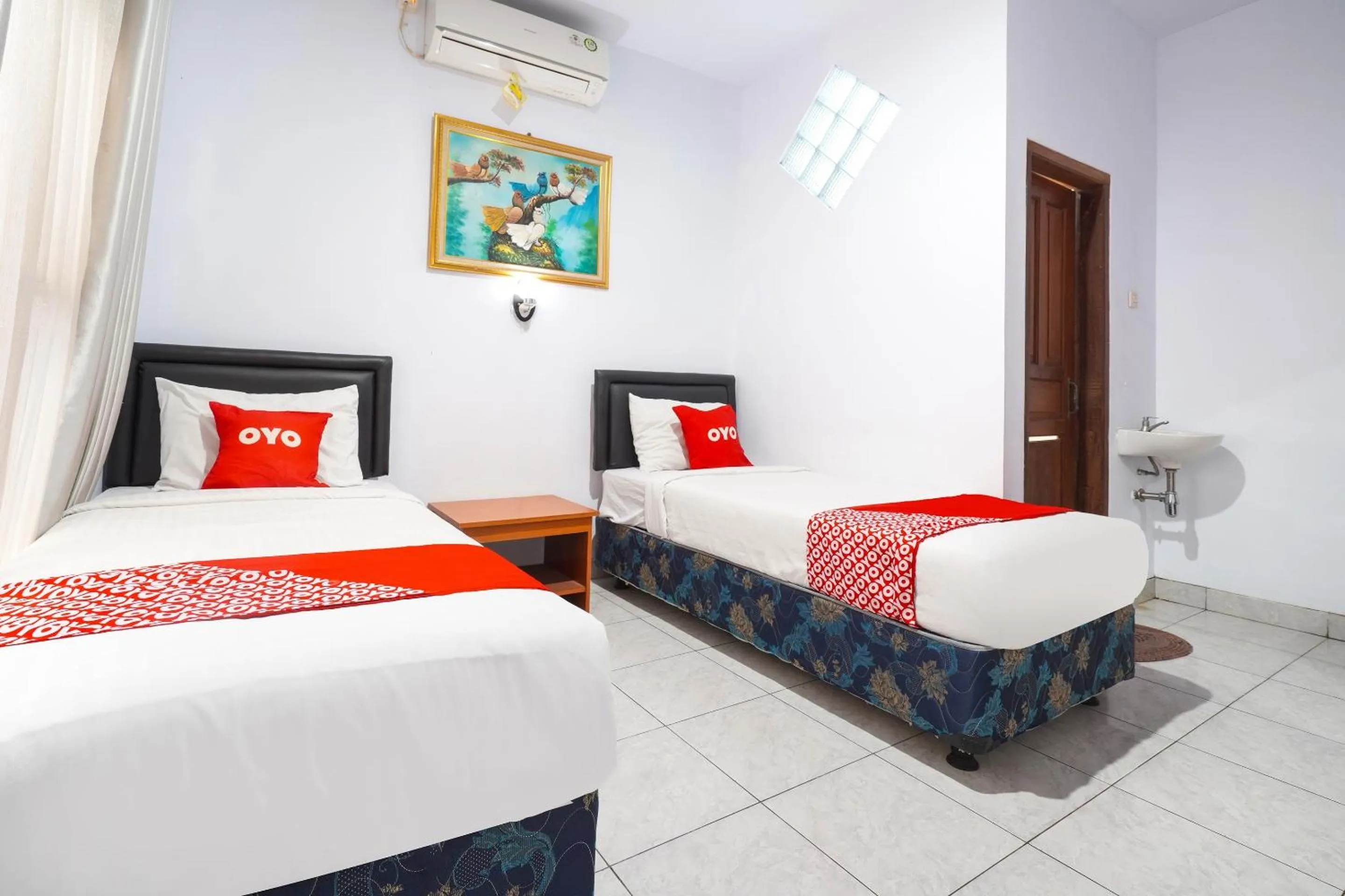Bedroom in OYO 91561 Gandhi Hotel NearRS Khusus Ginjal Ny. R.A. Habibie
