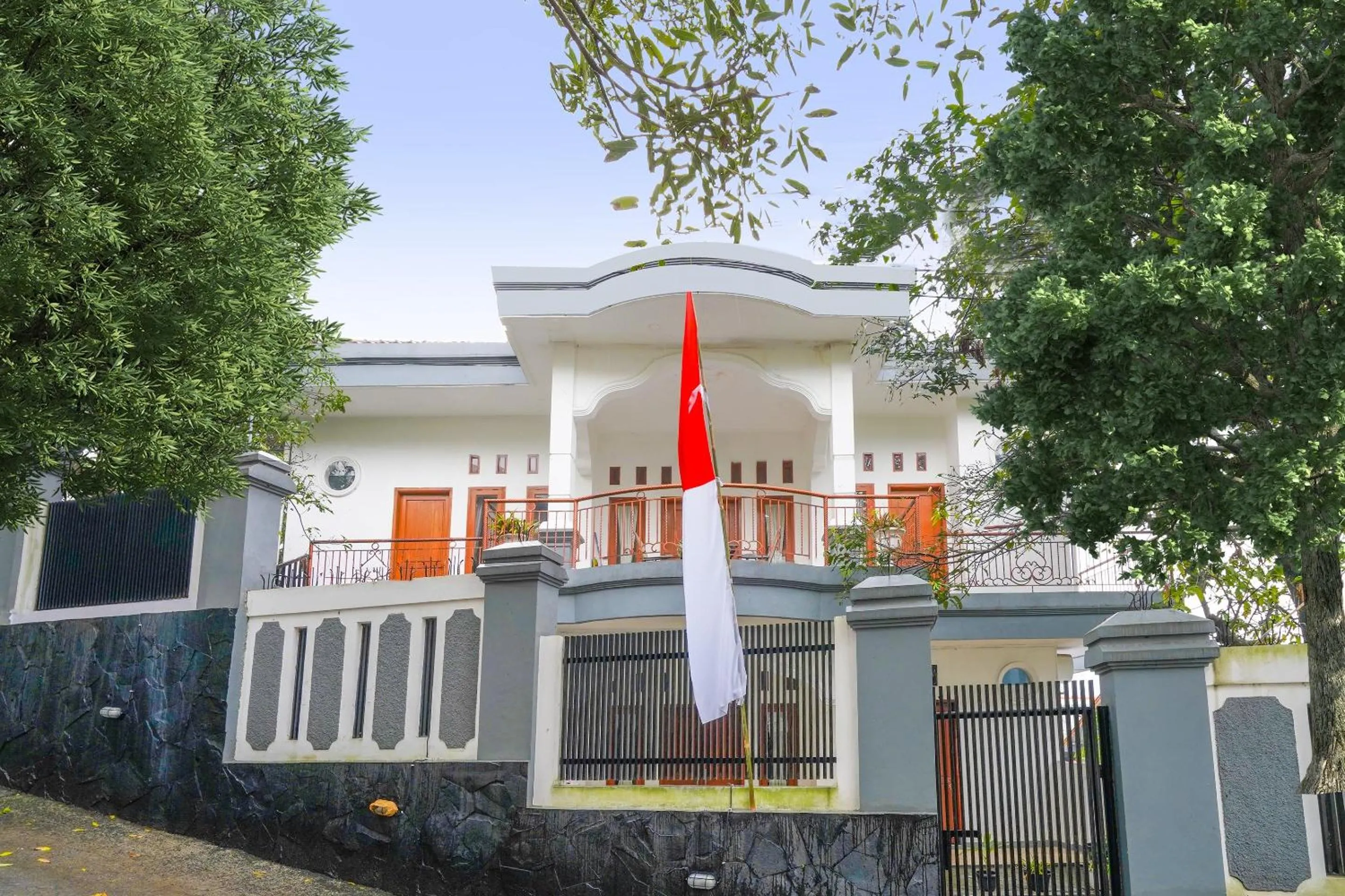 Facade/entrance in OYO 91561 Gandhi Hotel NearRS Khusus Ginjal Ny. R.A. Habibie