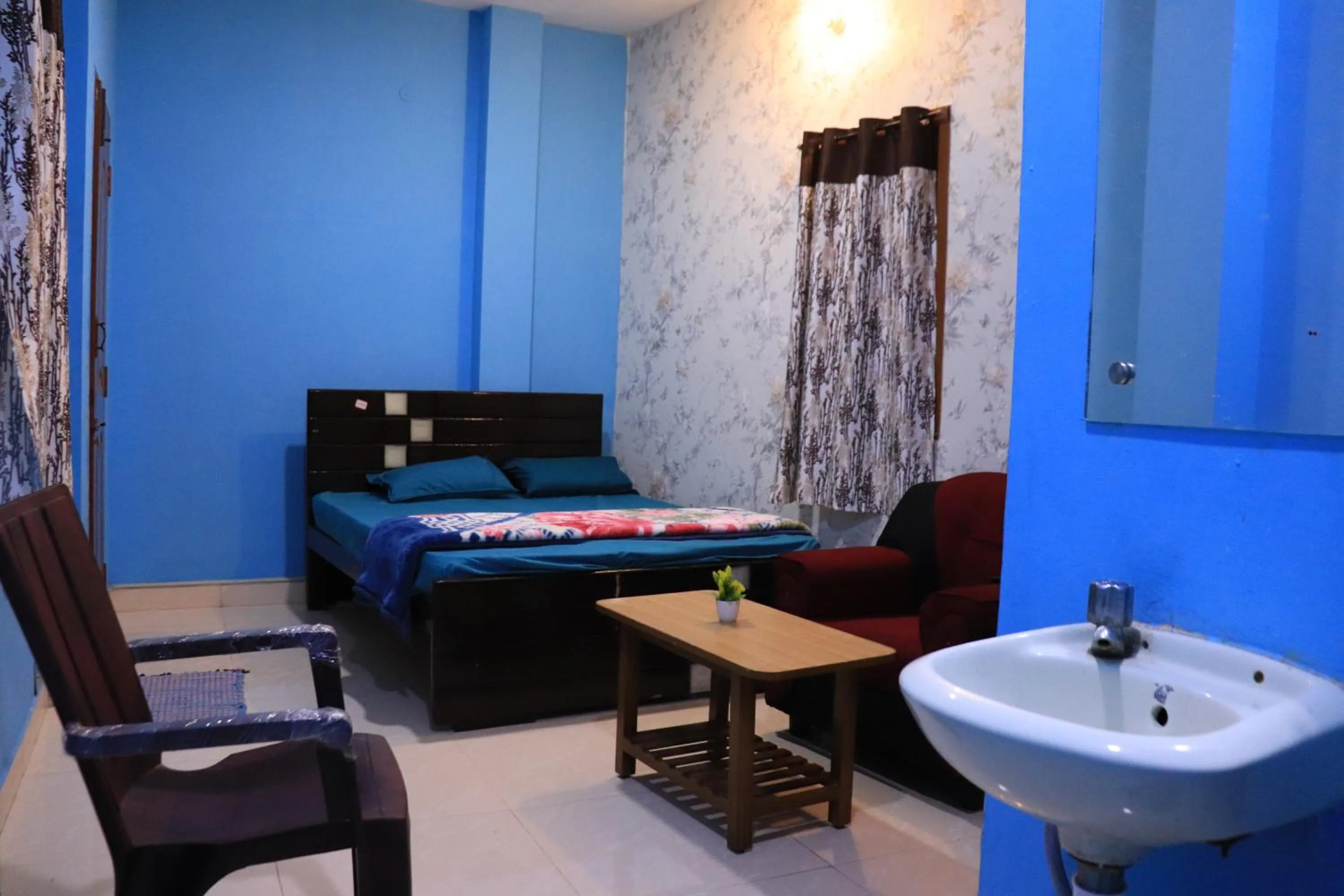 Photo of the whole room, Bed in Kodai Pinetree Residency