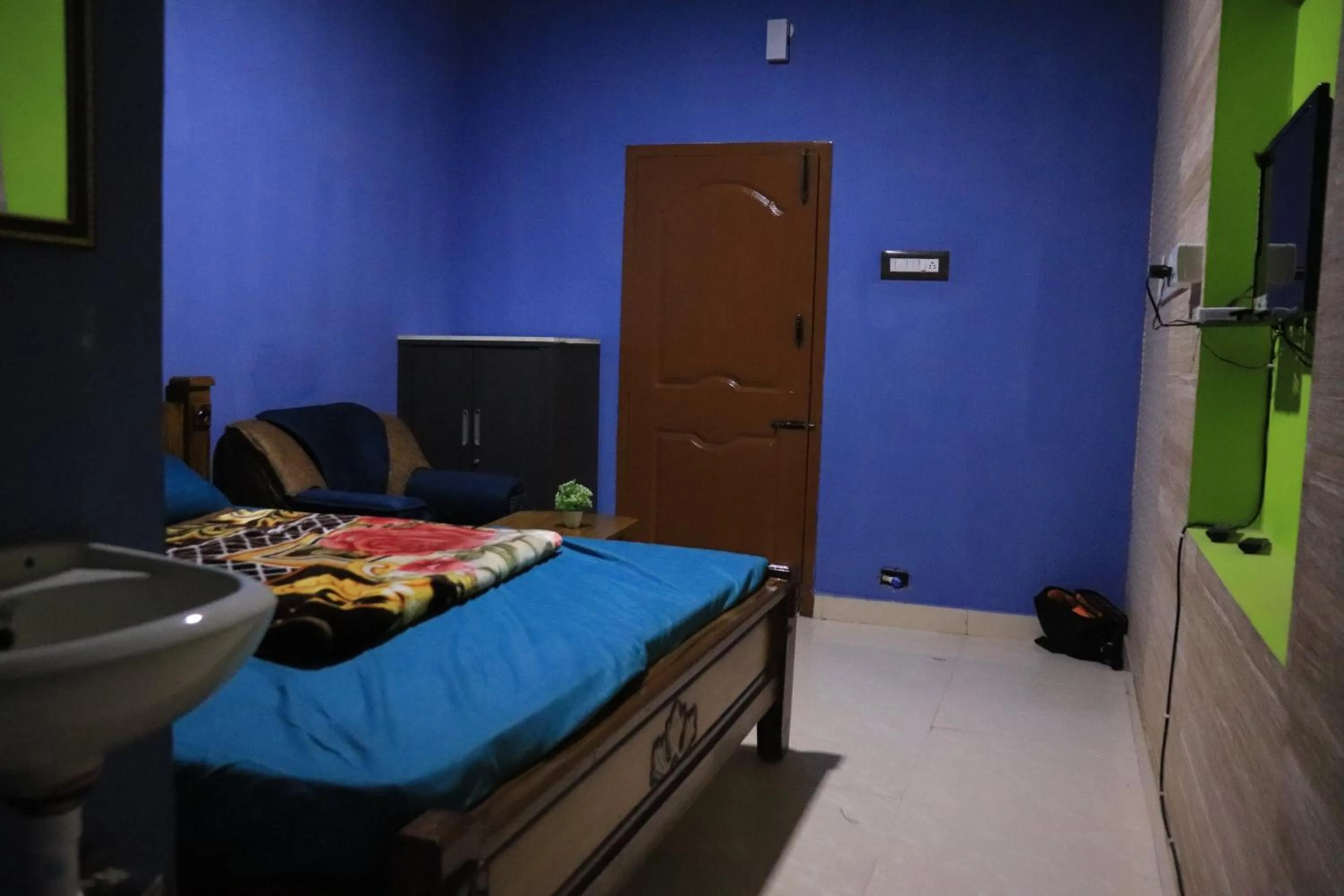 Photo of the whole room, Bed in Kodai Pinetree Residency
