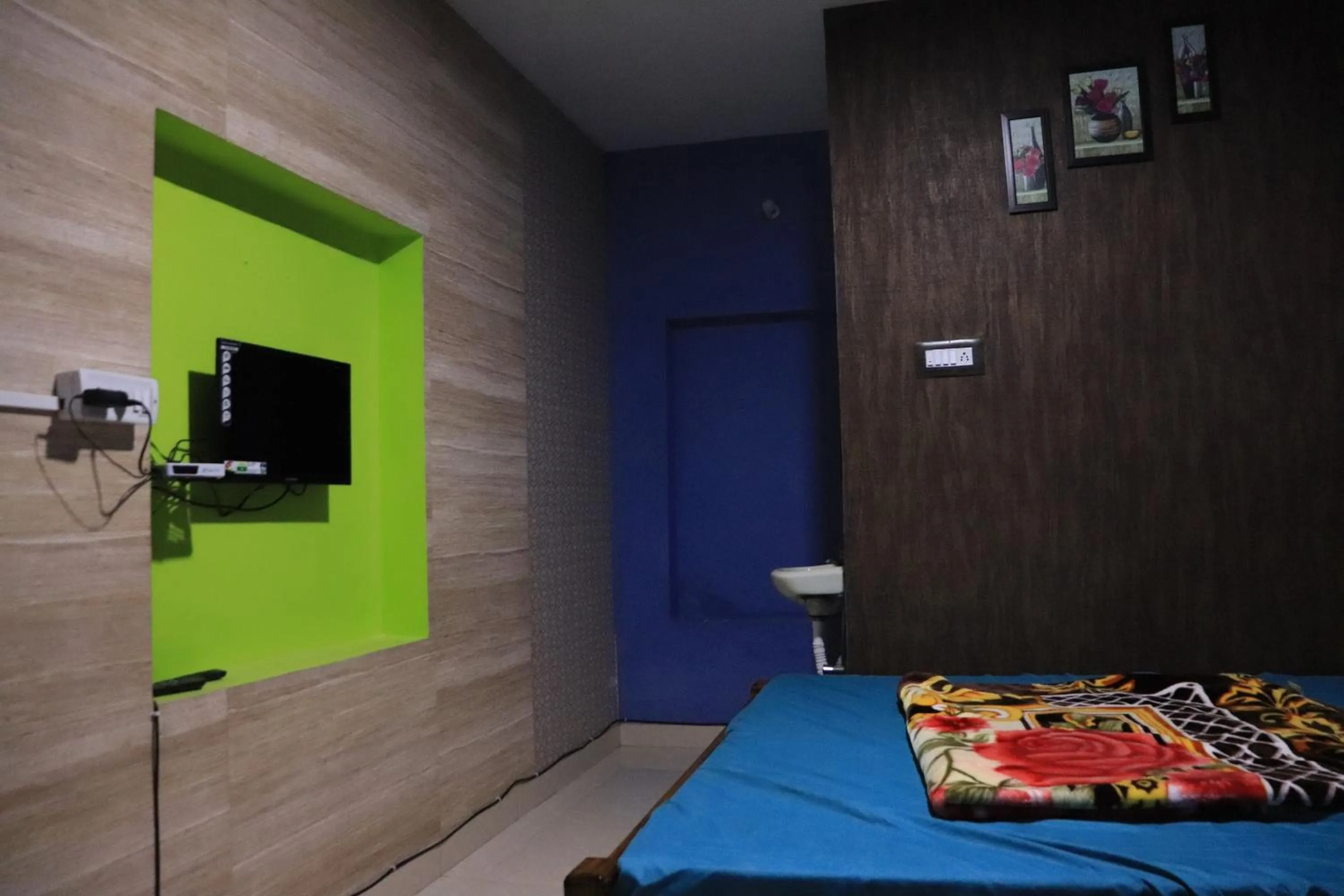 TV and multimedia in Kodai Pinetree Residency