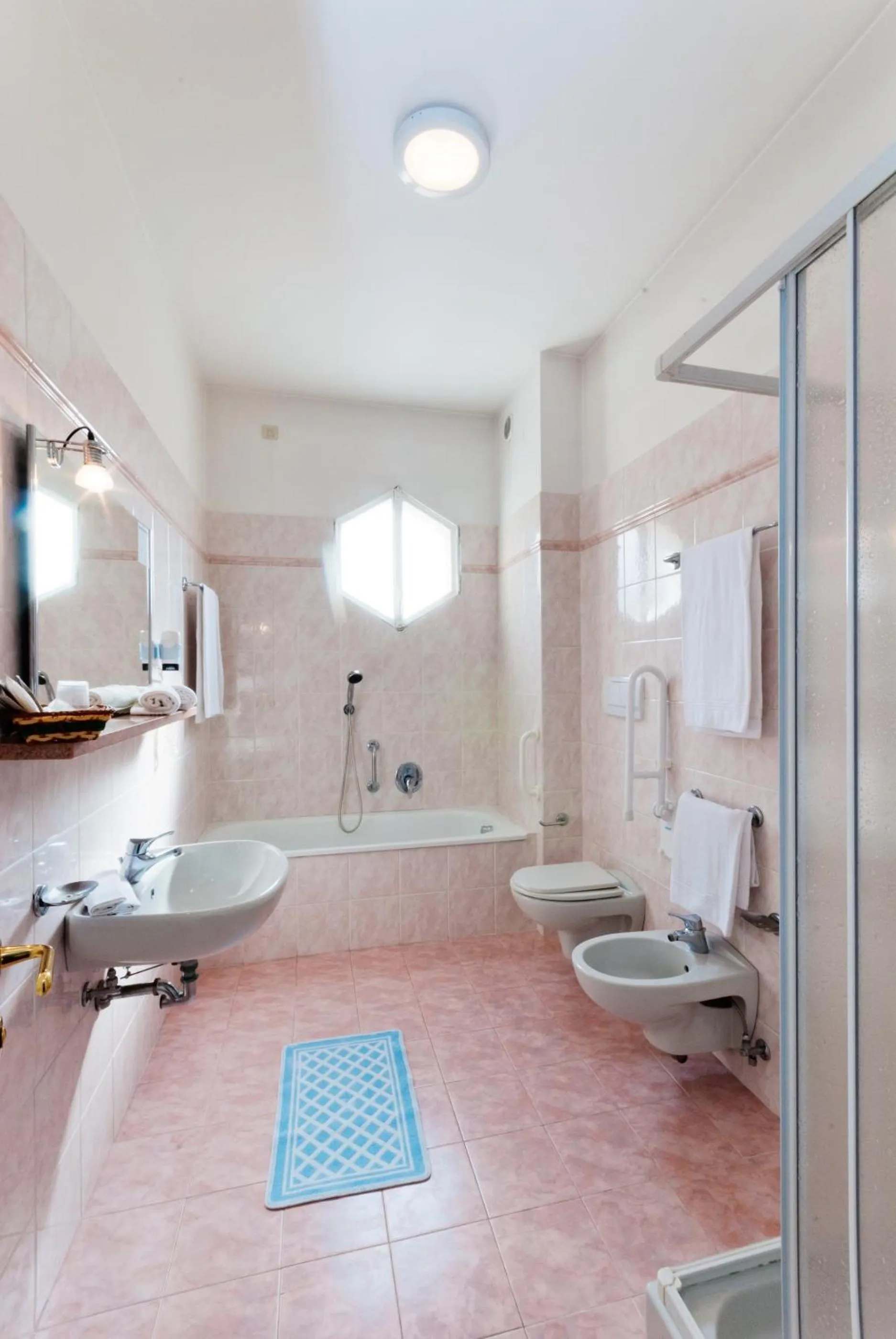 Photo of the whole room in Hotel Columbia Terme