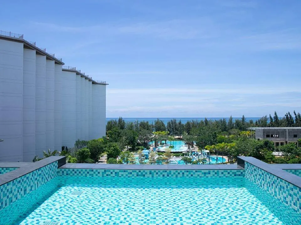 Sky Pool Oceanfront King Room in Vaperse Hainan Clear Water Bay