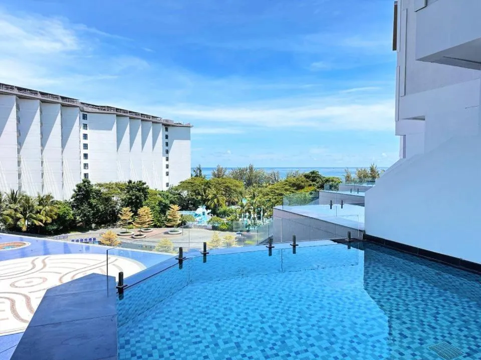 Sky Pool Oceanfront Twin Room in Vaperse Hainan Clear Water Bay