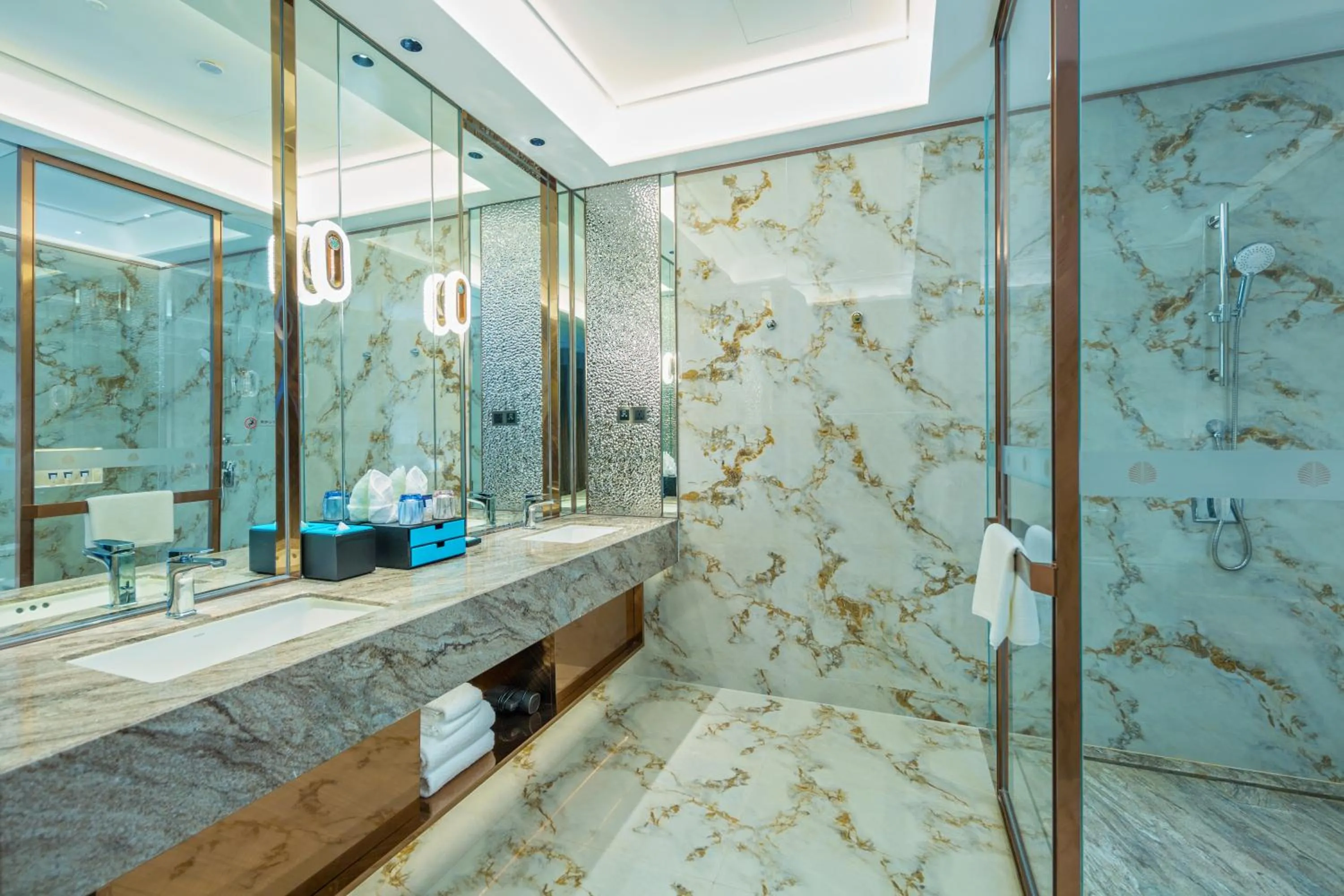 Sky Pool Oceanfront King Room in Vaperse Hainan Clear Water Bay