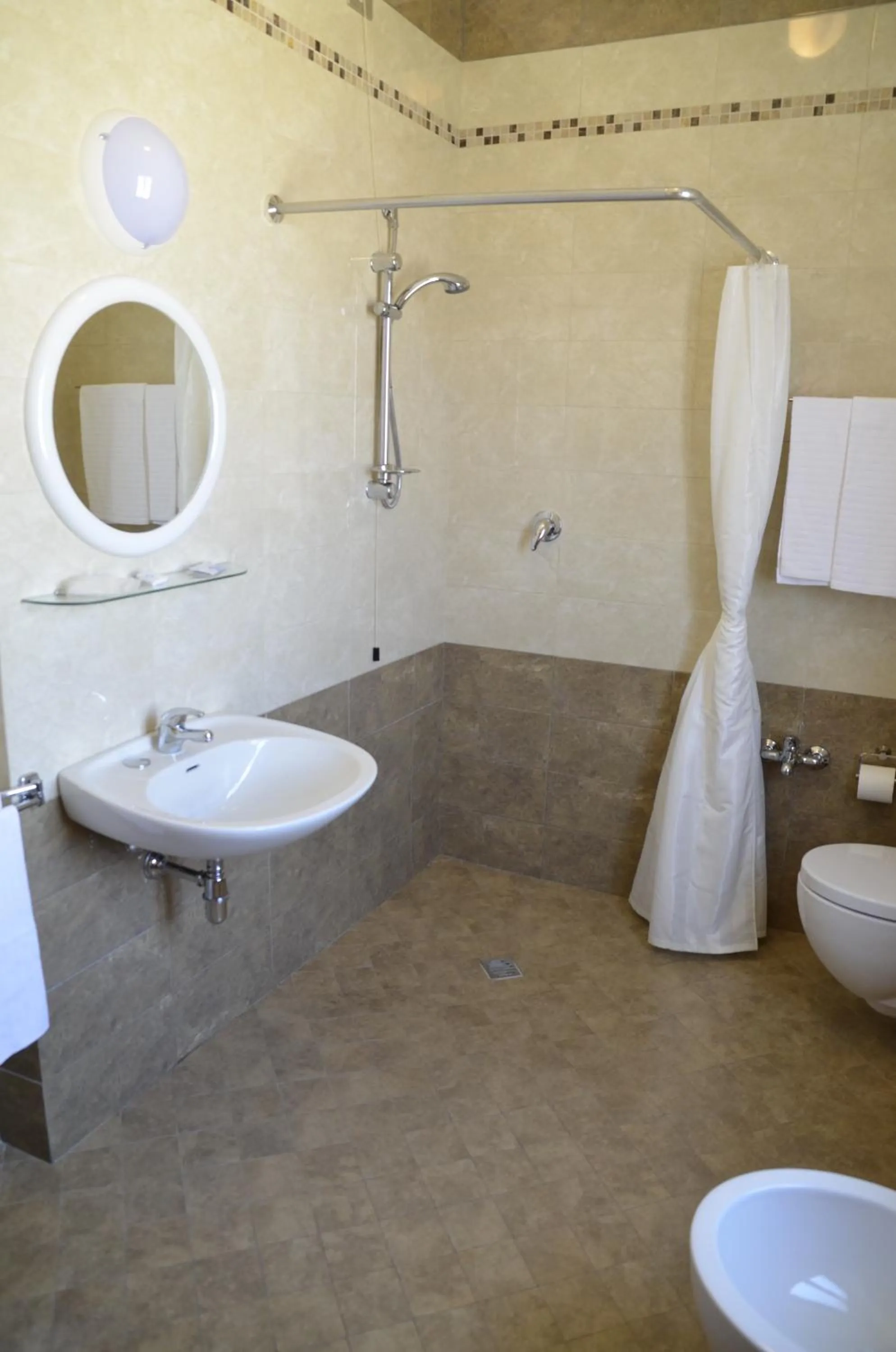 Shower in Hotel Del Buono Wellness & Medical Spa