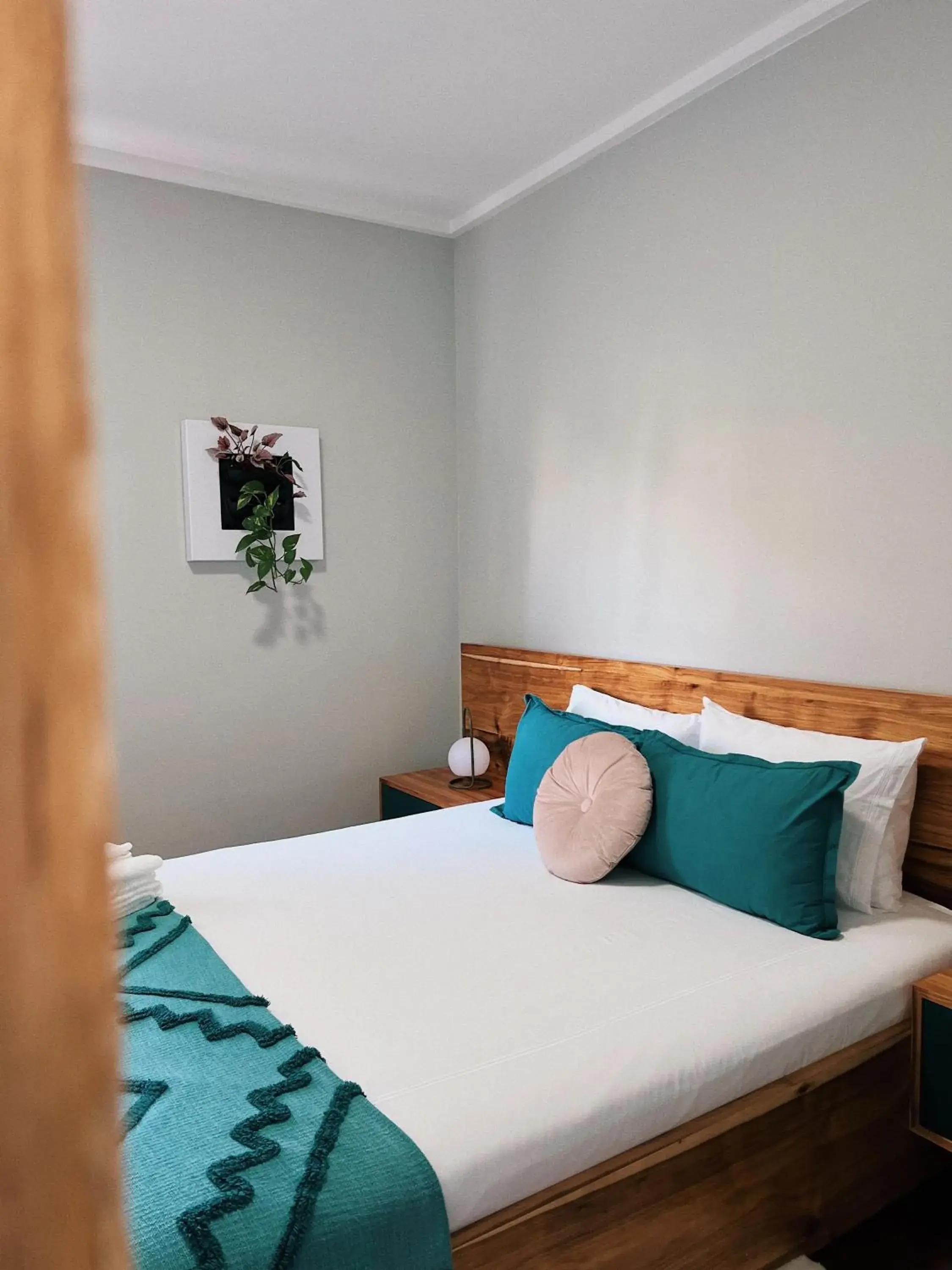 Queen Room with Shared Bathroom in Luna House & Cowork Queen Room with Shared Bathroom in Luna House & Cowork