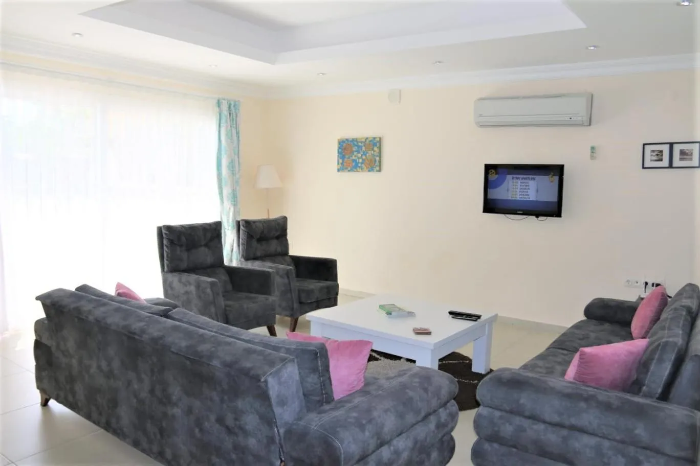 Communal lounge/ TV room in VILLA PALM