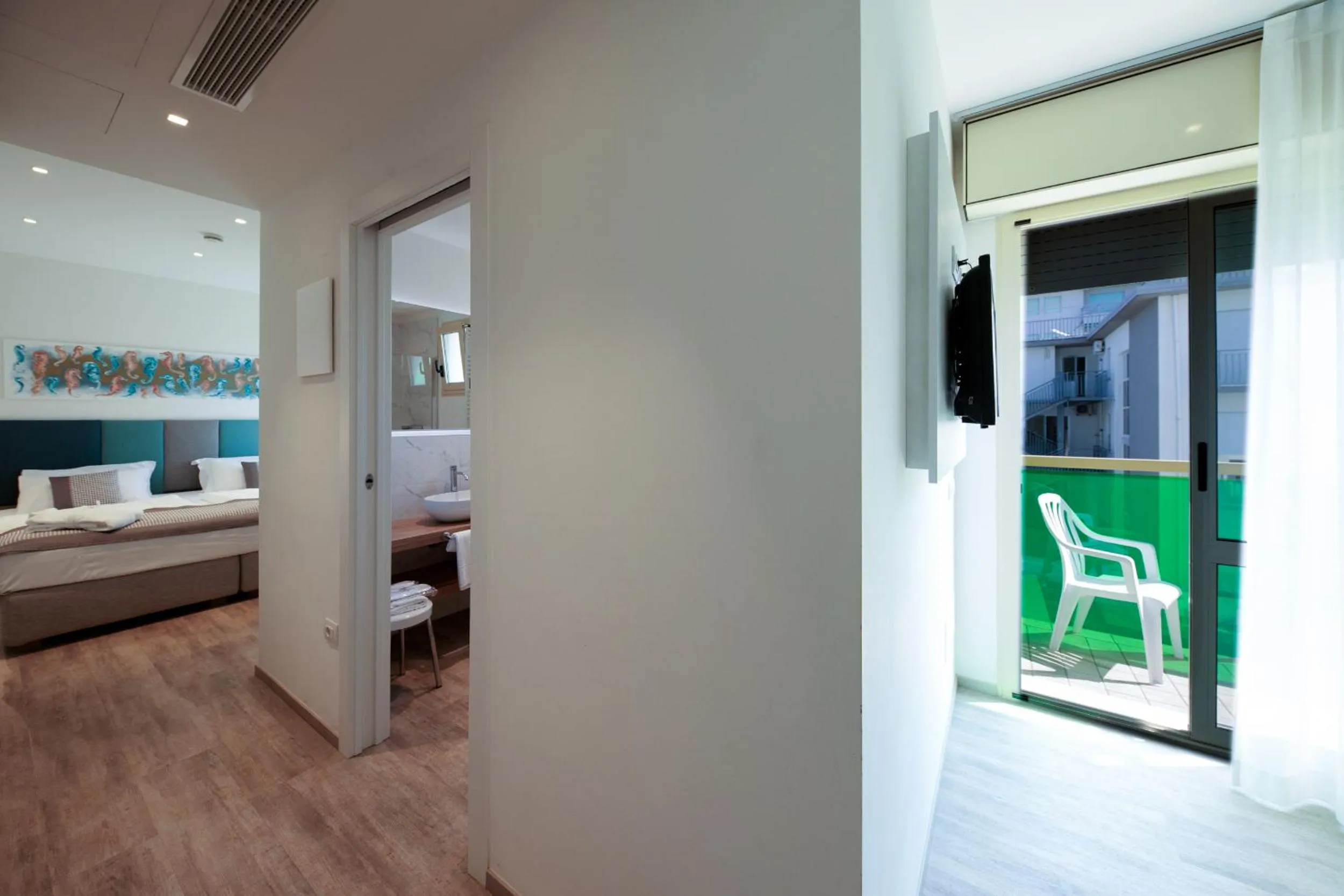 Bathroom, Bed in Hotel Bristol