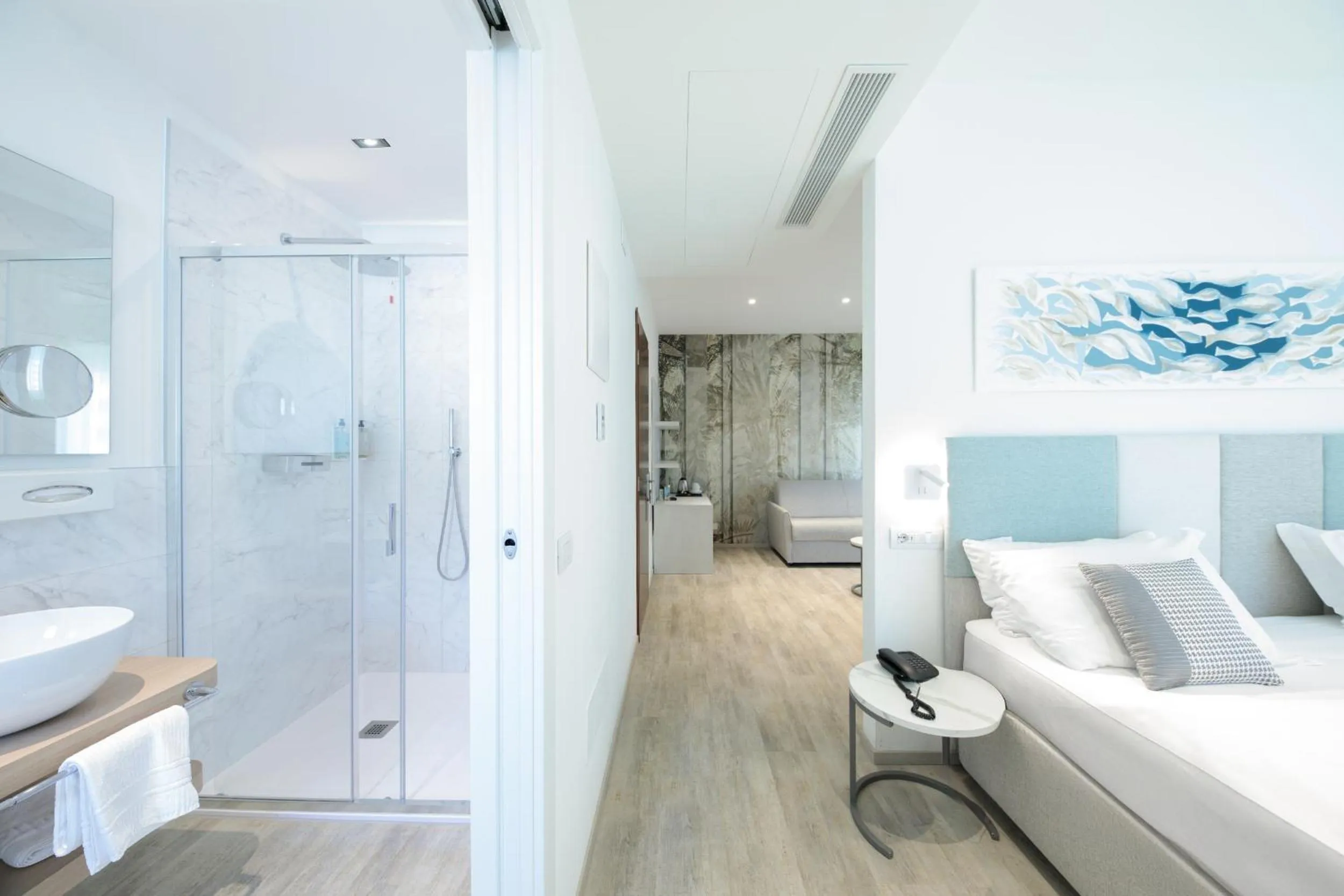 Shower, Bed in Hotel Bristol