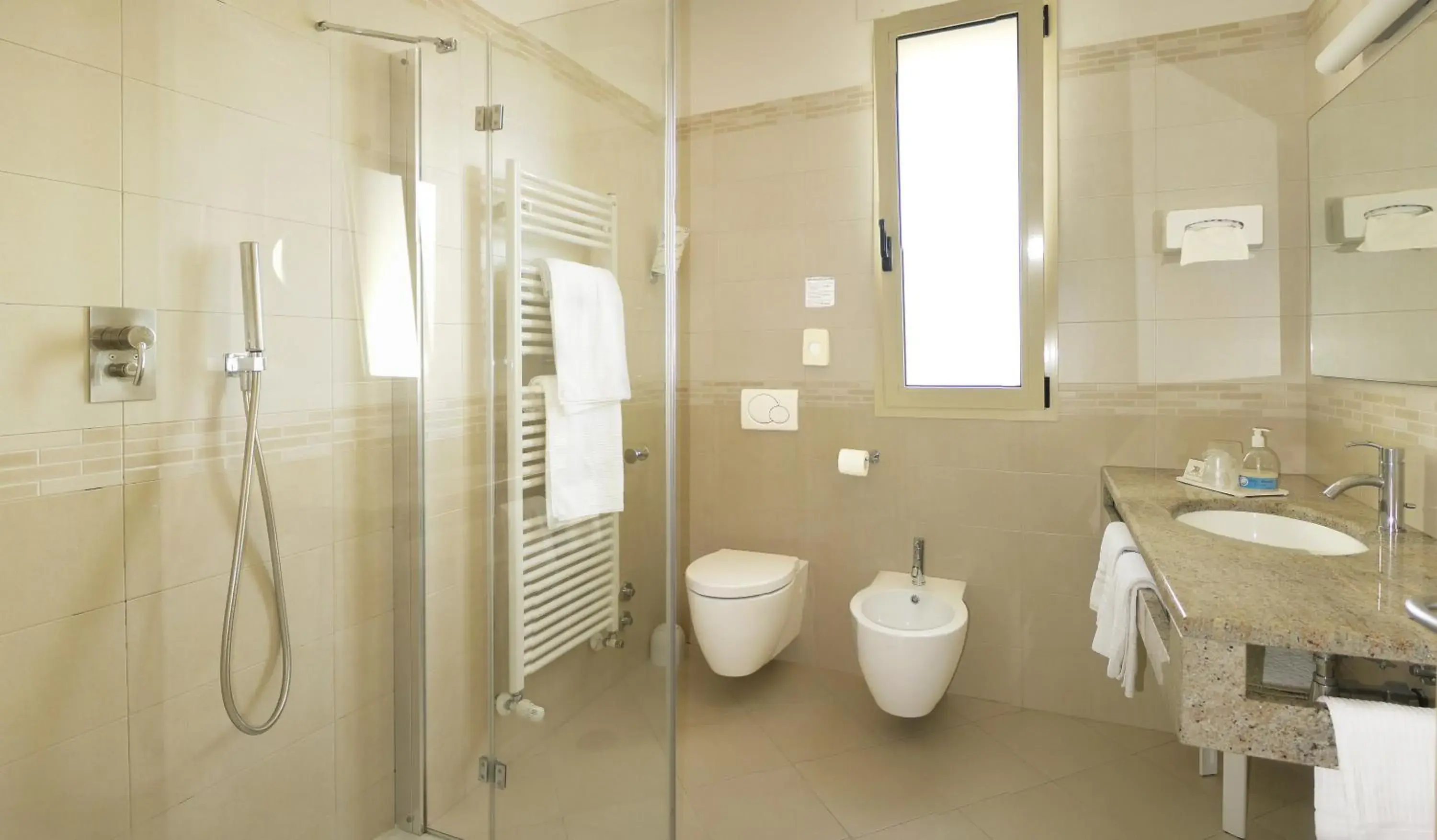 Shower, Bathroom in Hotel Bristol