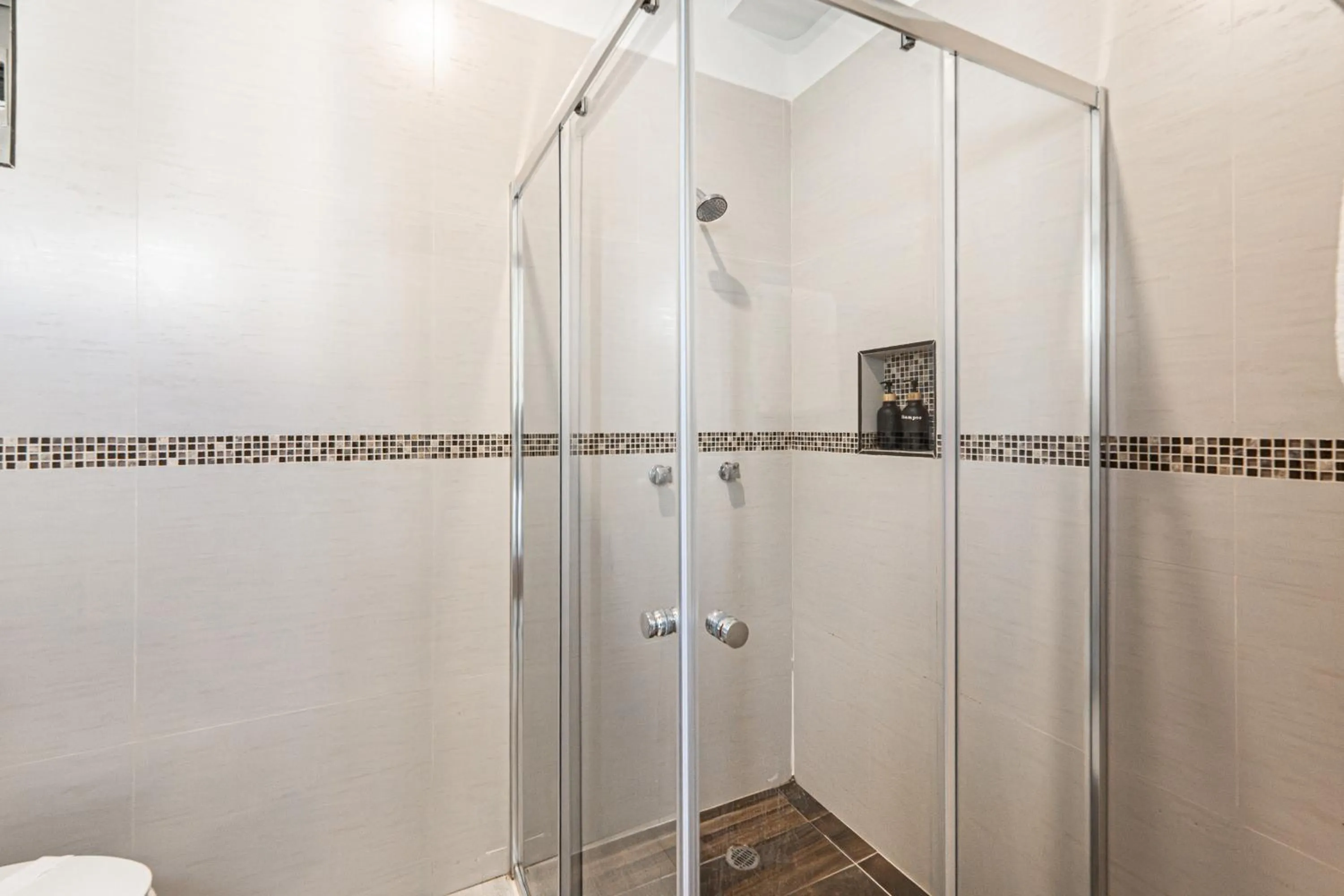 Shower in Villas Amanecer by Andiani Travel