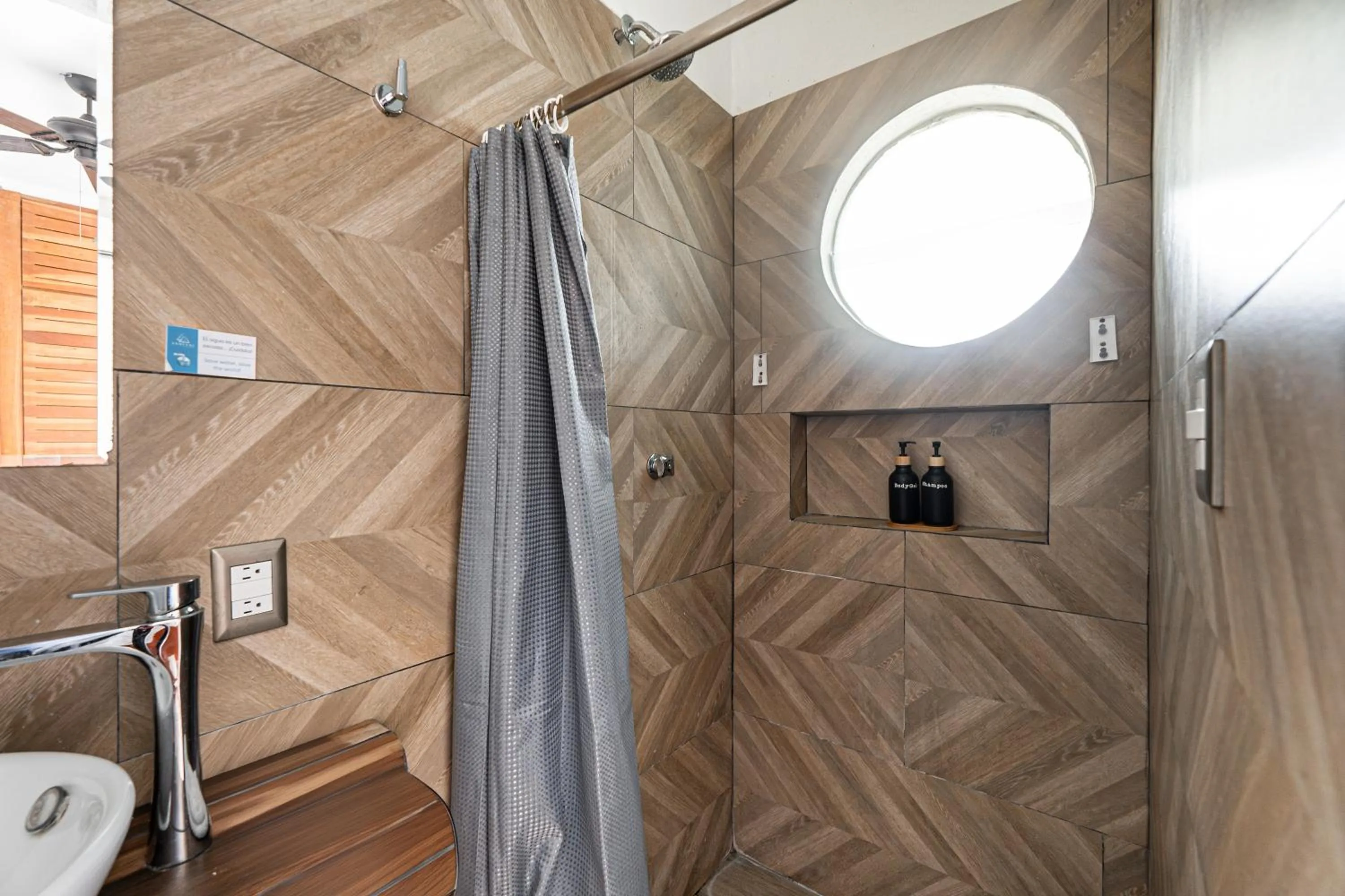 Shower in Villas Amanecer by Andiani Travel