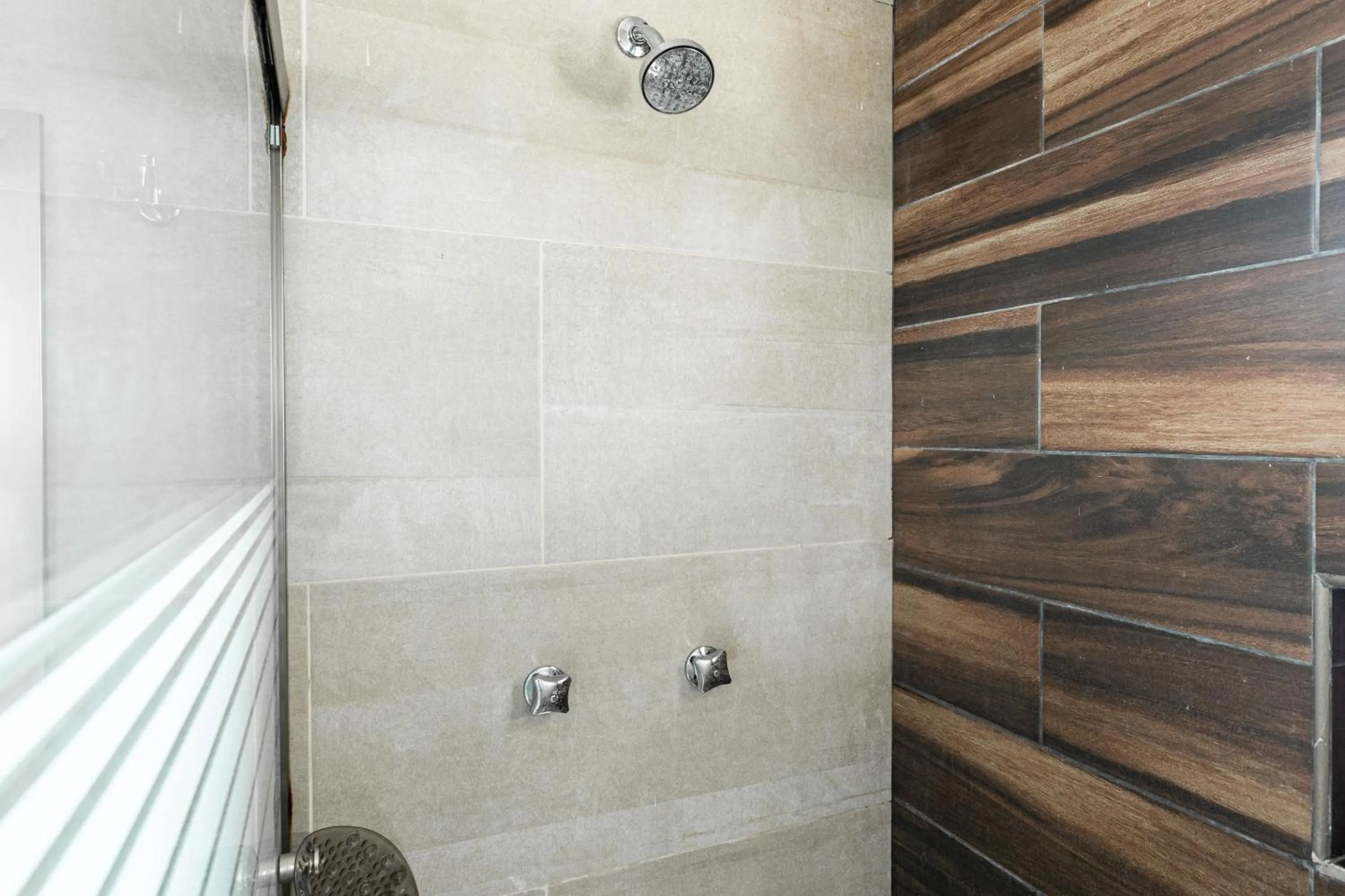 Shower in Villas Amanecer by Andiani Travel