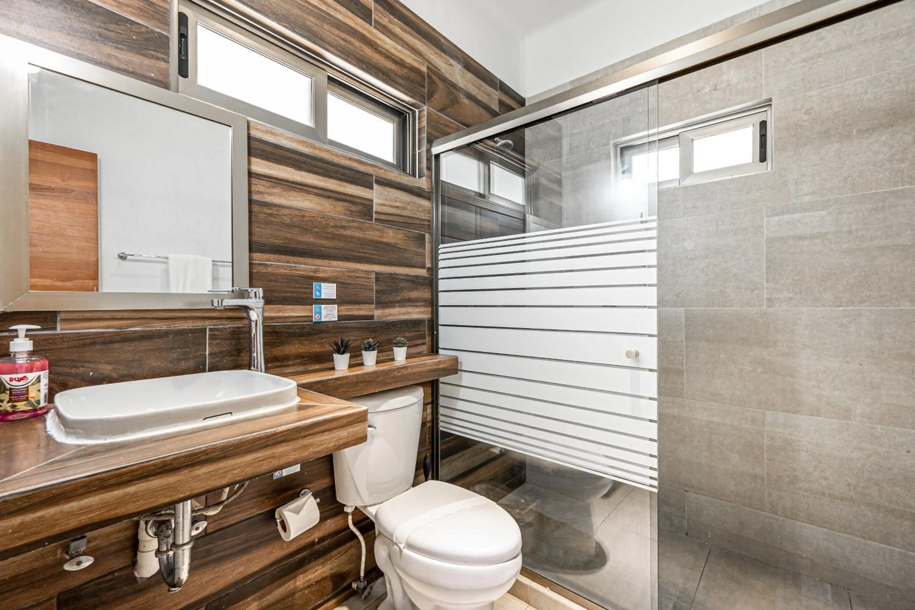 Shower in Villas Amanecer by Andiani Travel