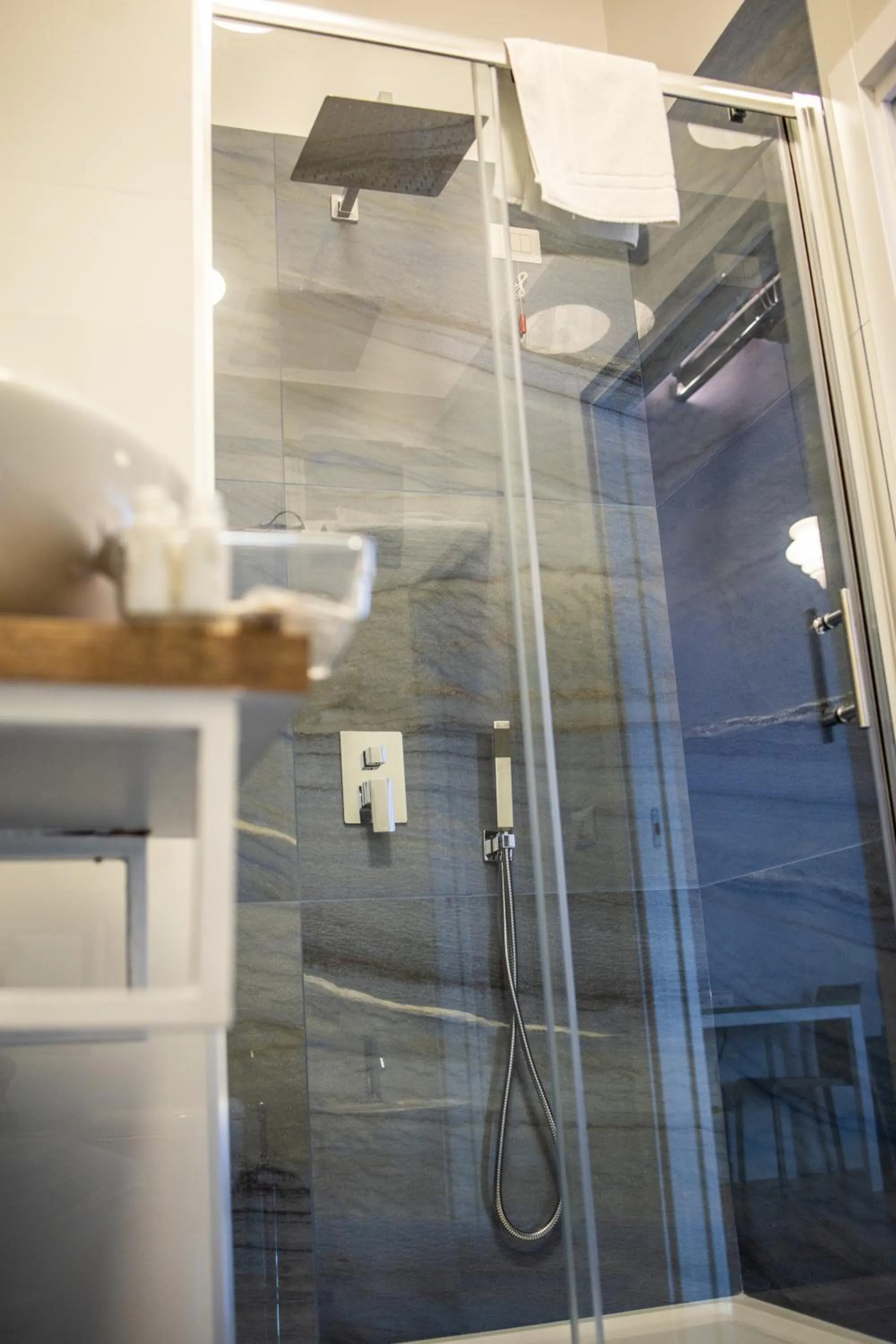 Shower in Toto e Peppino Luxury Rooms