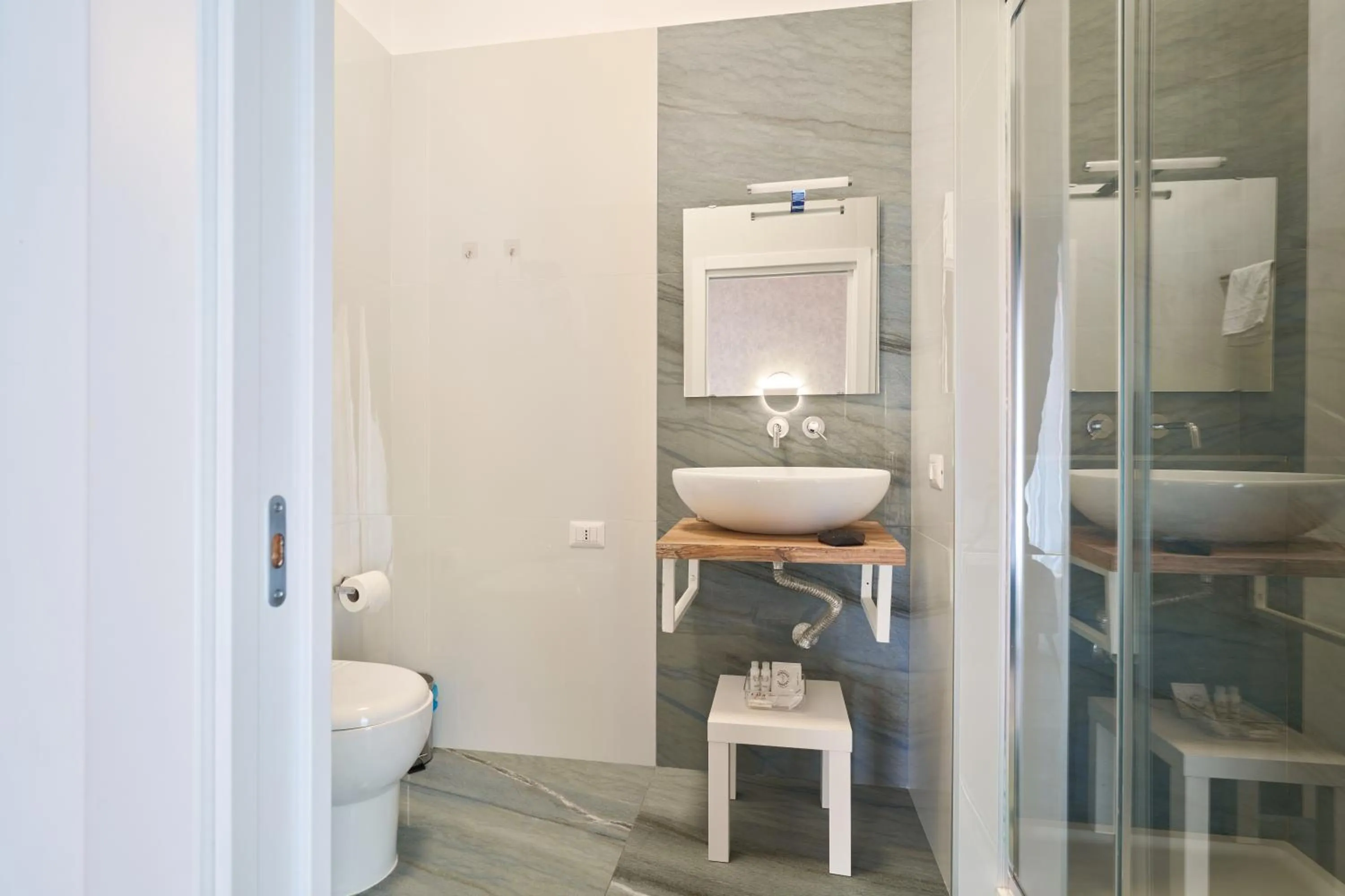 Shower in Toto e Peppino Luxury Rooms