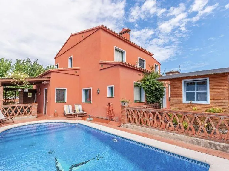 Property building in Cozy holiday home with pool in St Pere Pescador
