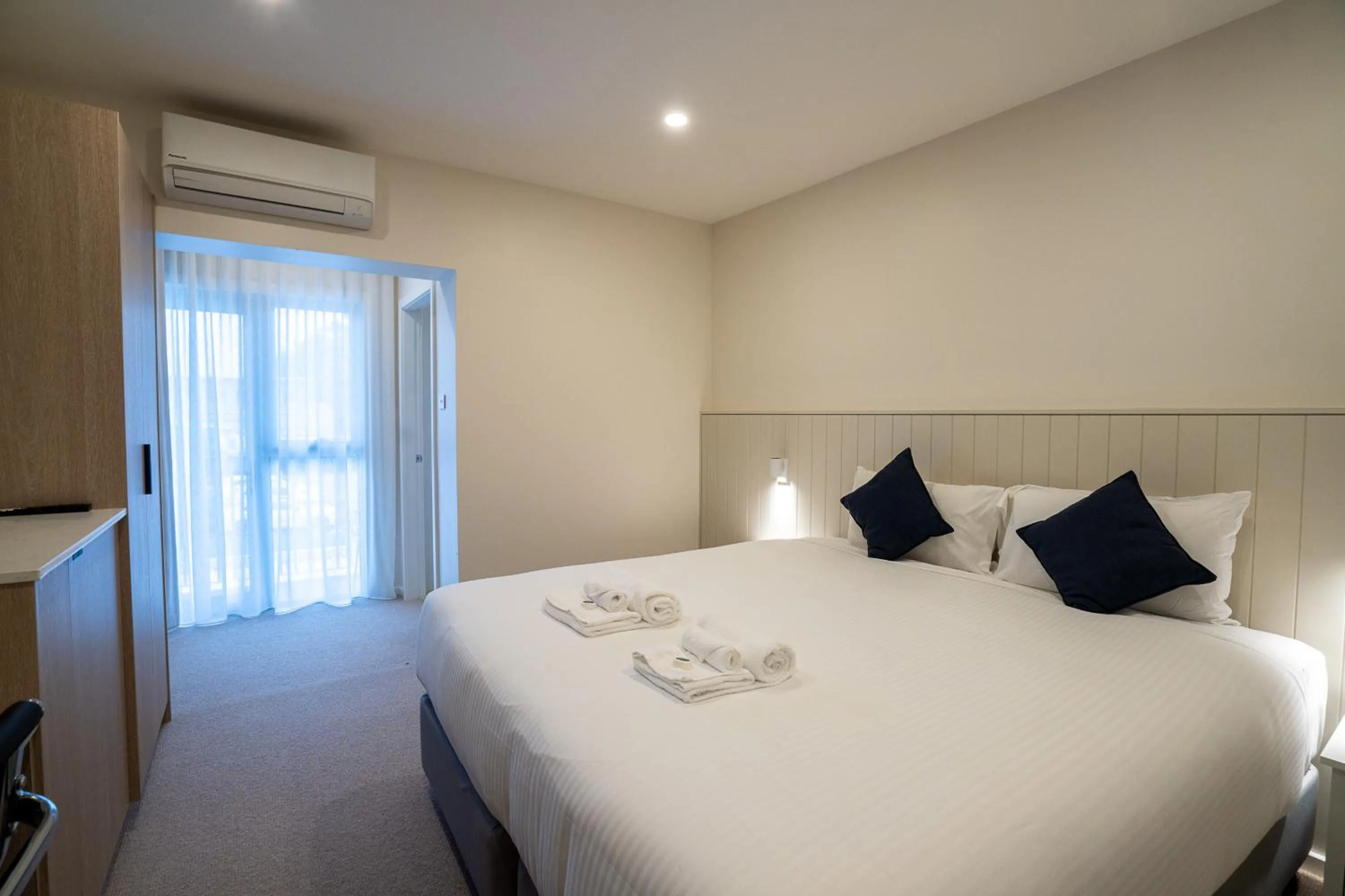 Bedroom, Bed in Belmont Hotel Lake Macquarie