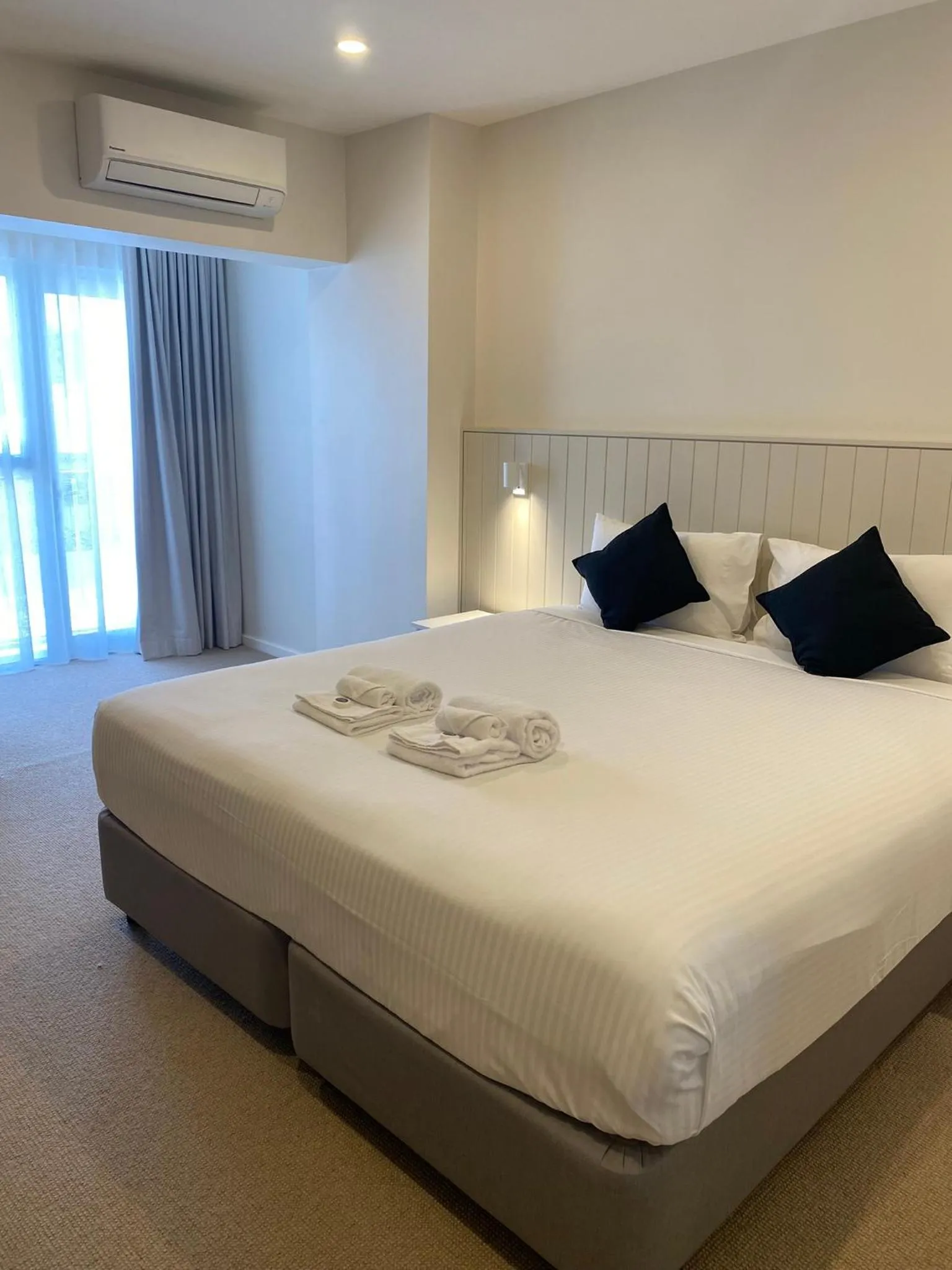 Bed in Belmont Hotel Lake Macquarie