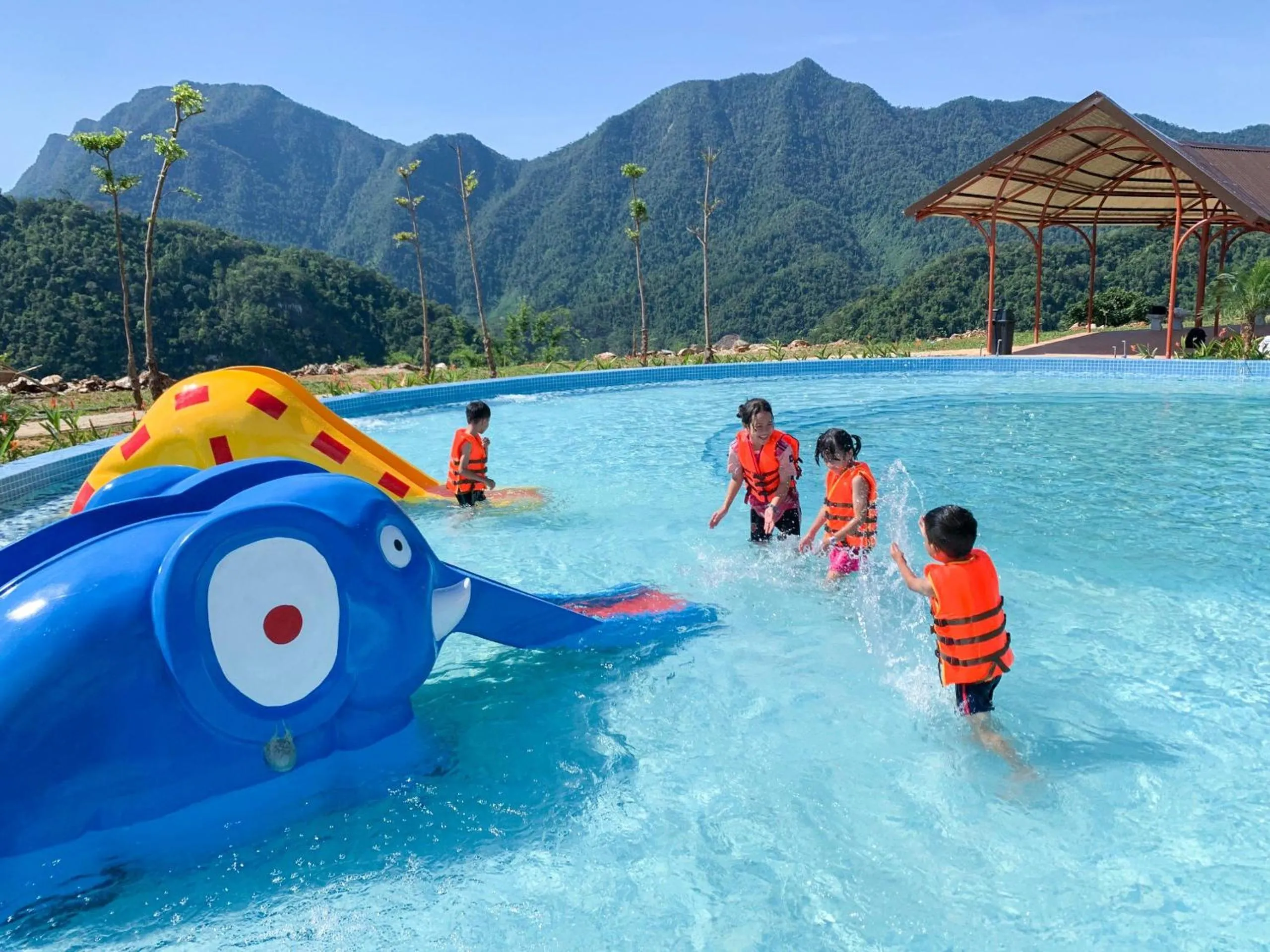 Swimming pool in Fivitel Cổng Trời Đông Giang - Fivitel Đông Giang Heaven's Gate