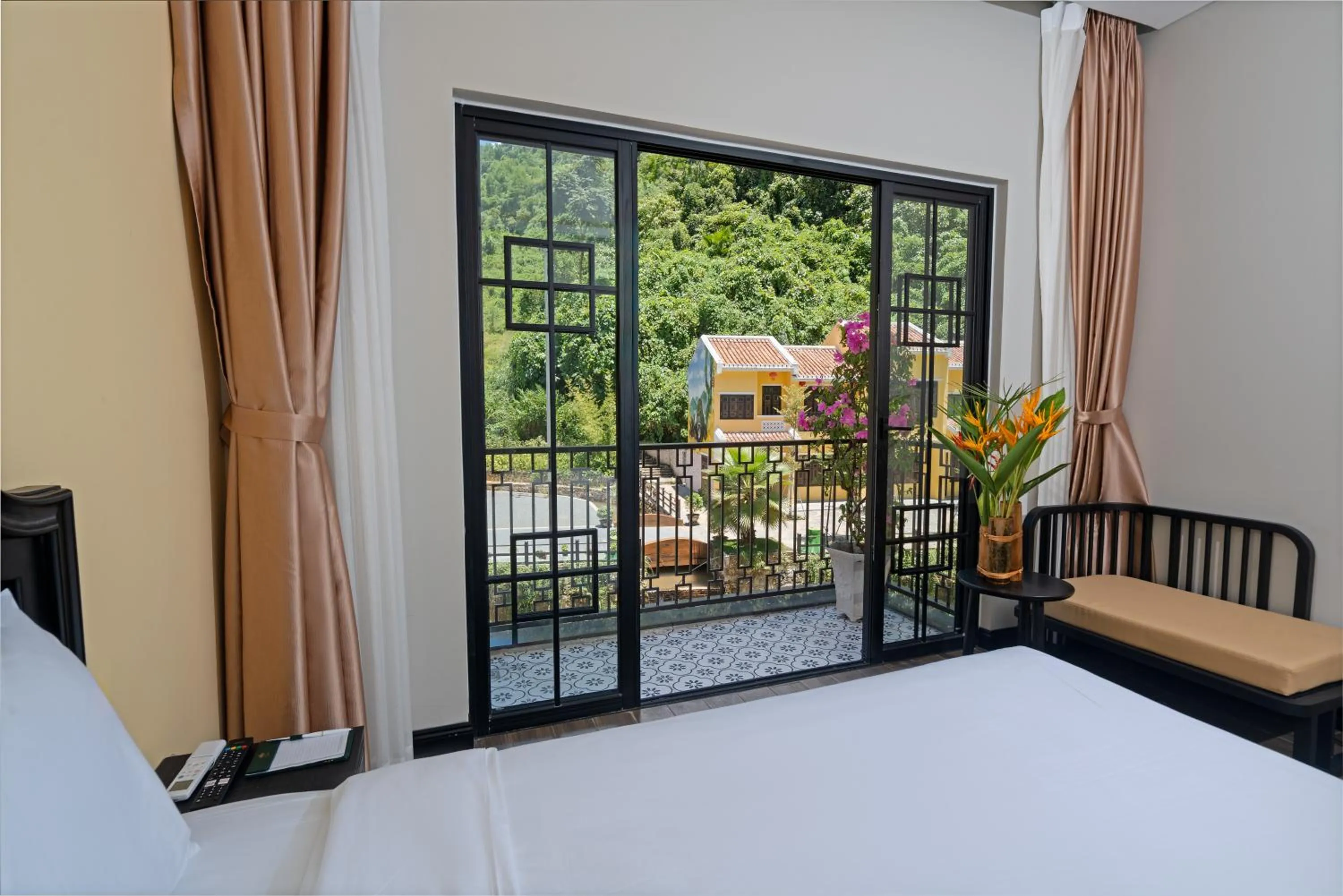 View (from property/room), Bed in Fivitel Cổng Trời Đông Giang - Fivitel Đông Giang Heaven's Gate