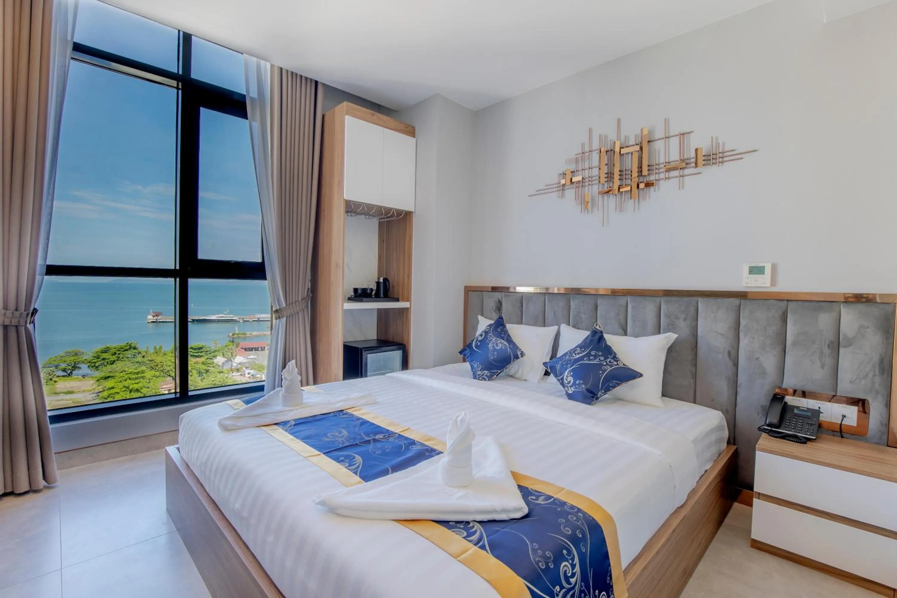 Sea view, Bed in Seascape Palace Hotel