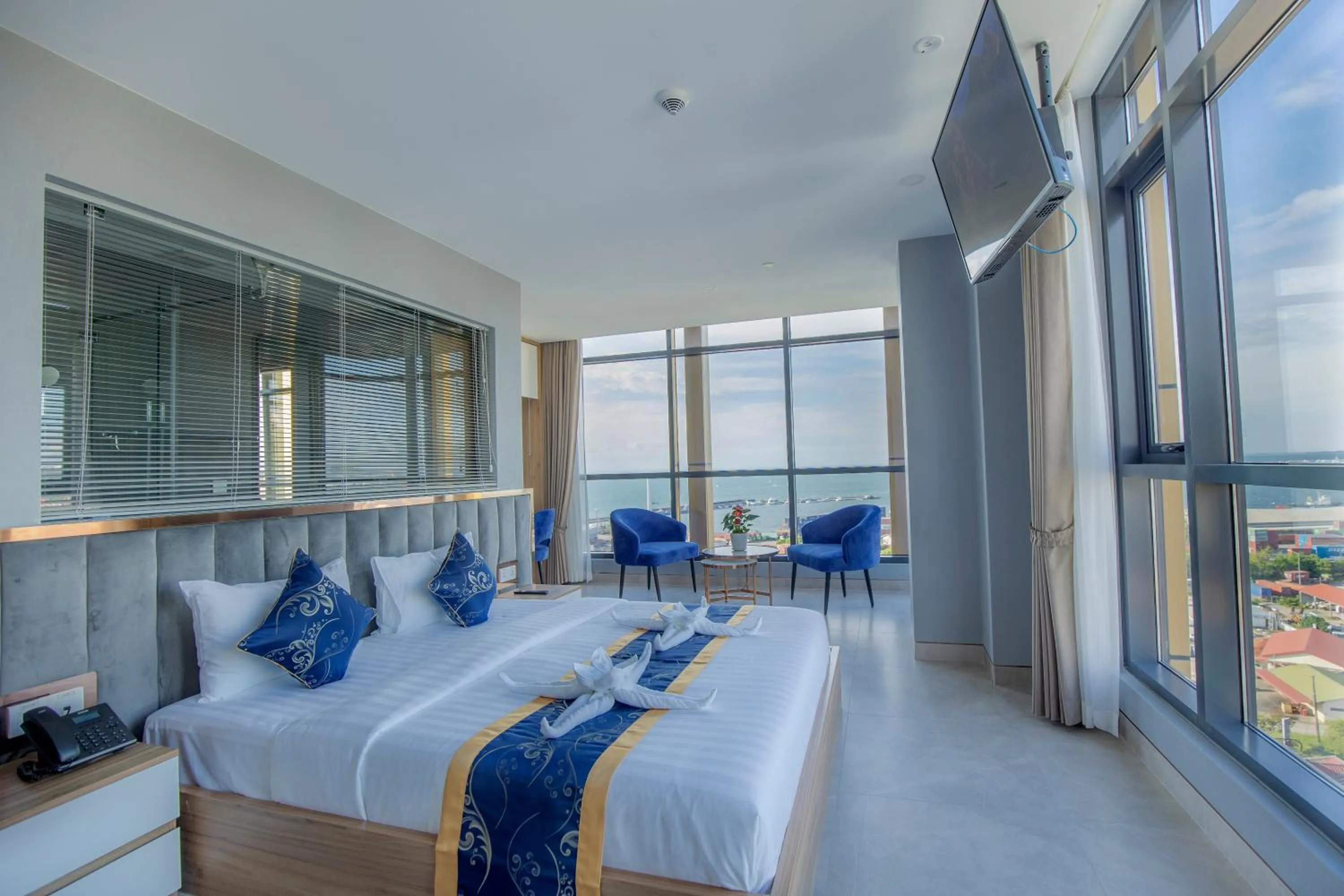 Photo of the whole room, Bed in Seascape Palace Hotel