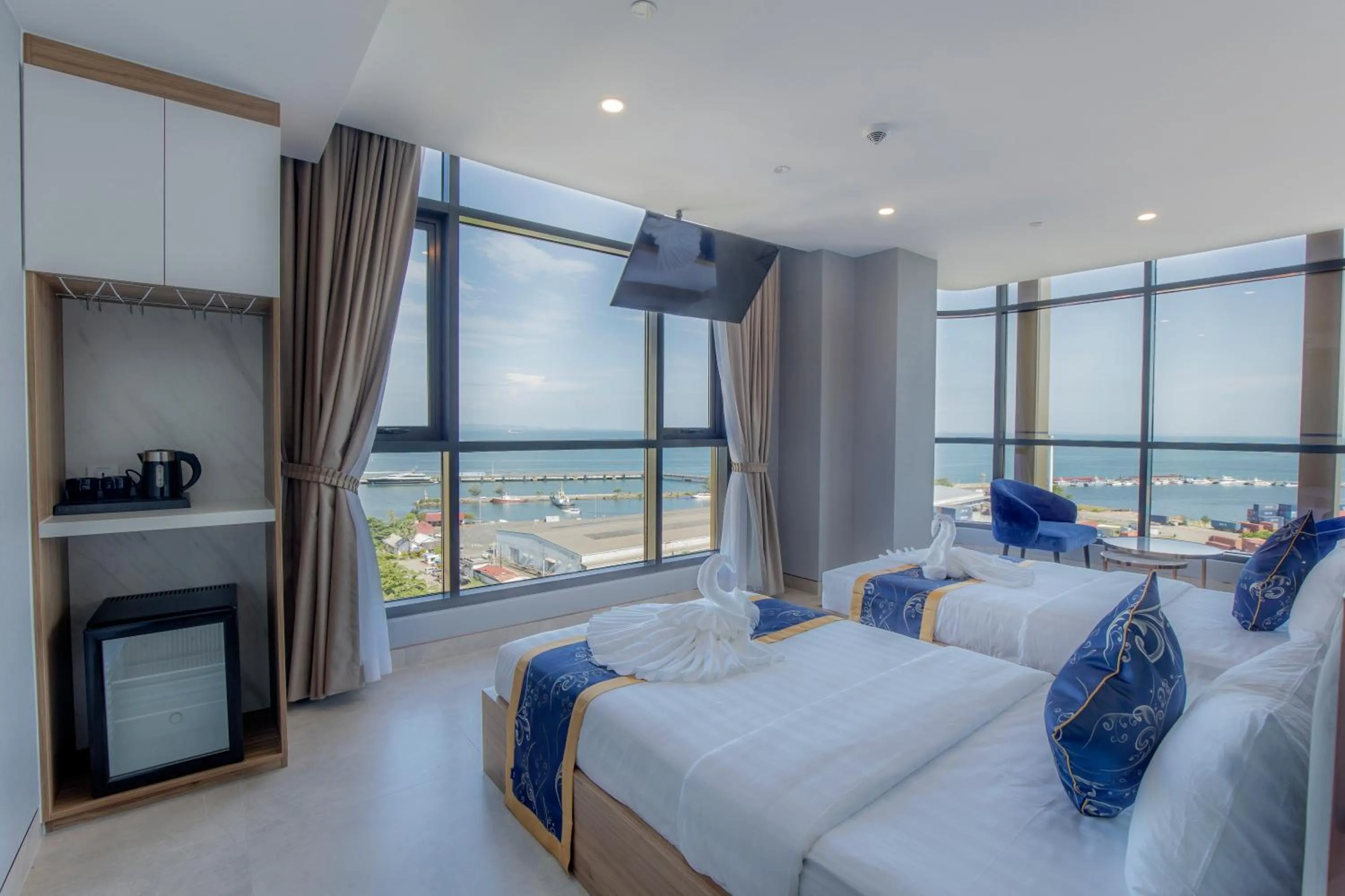 Sea view, Bed in Seascape Palace Hotel