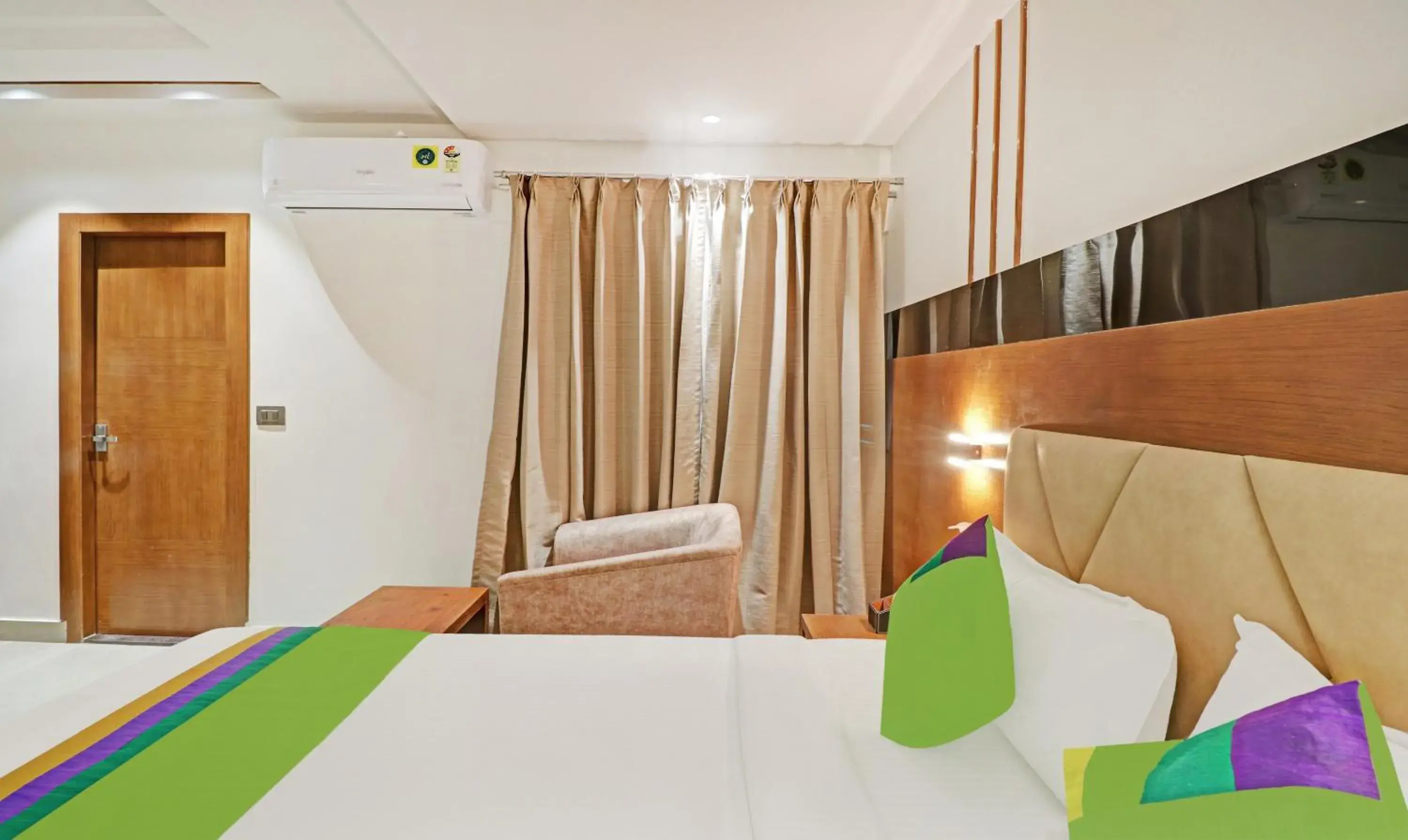 Bedroom, Bed in Treebo Emora Grand Bedroom, Bed in Treebo Emora Grand