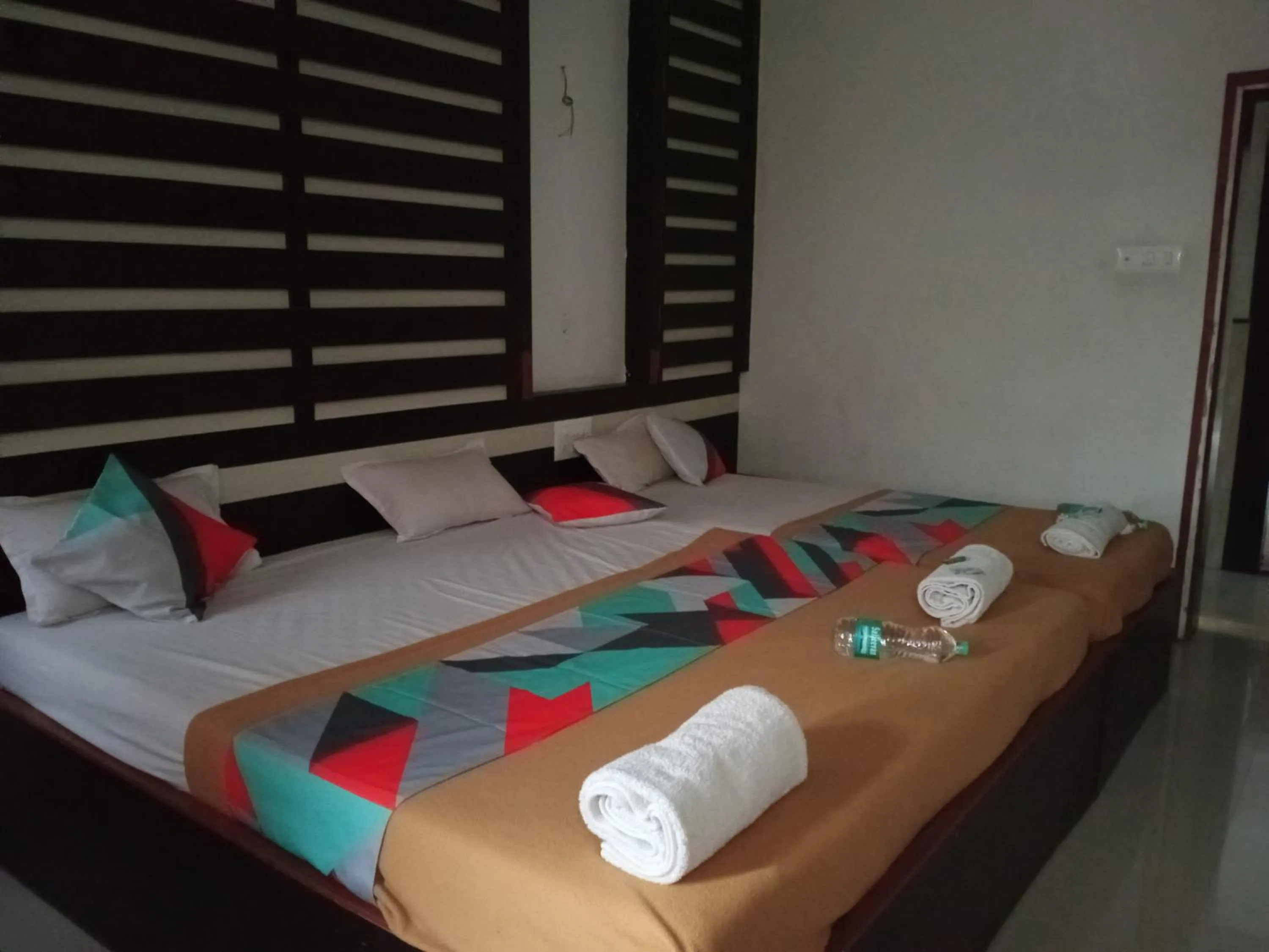 Photo of the whole room, Bed in Malhar palace hotel