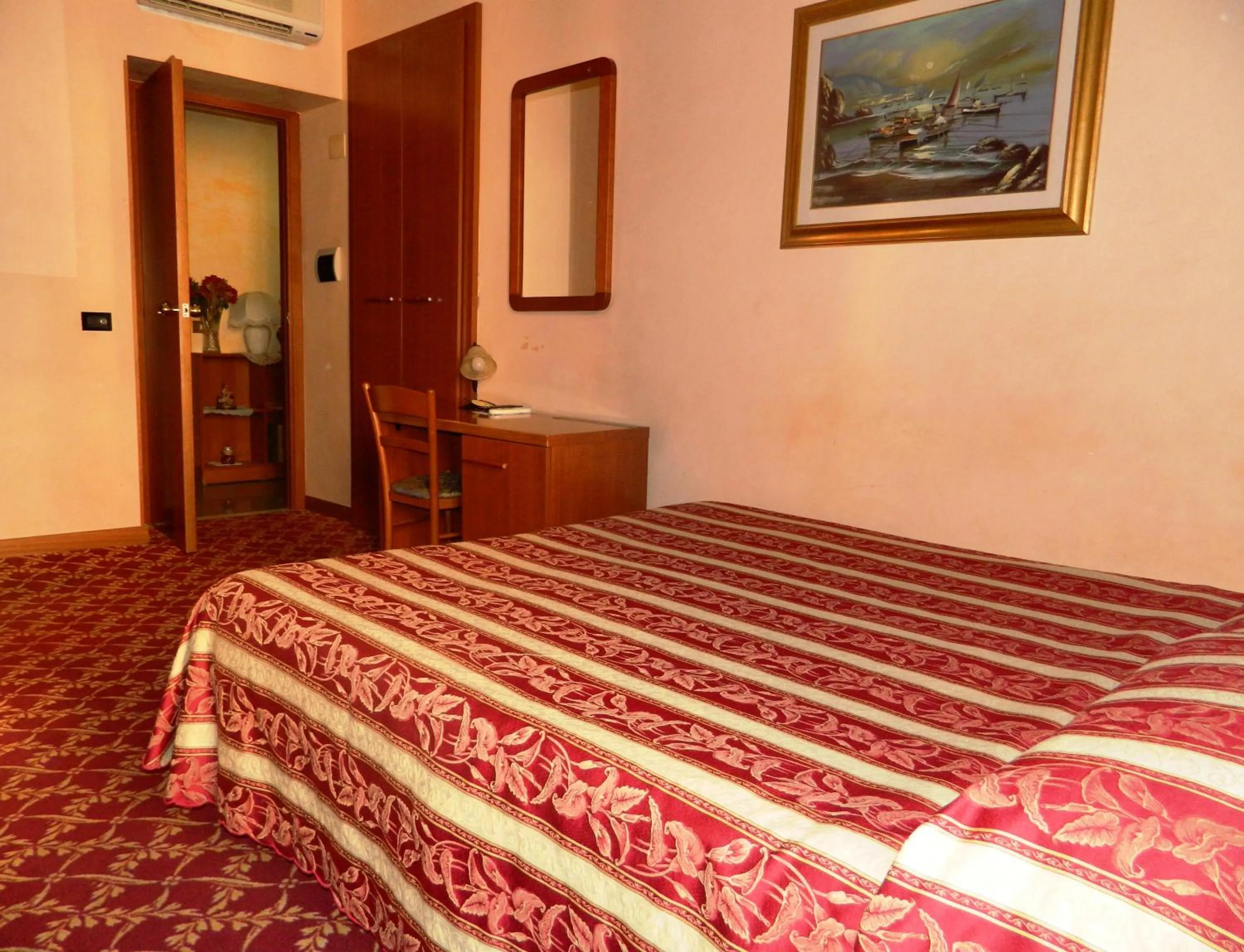 Photo of the whole room, Bed in Buonarroti Home