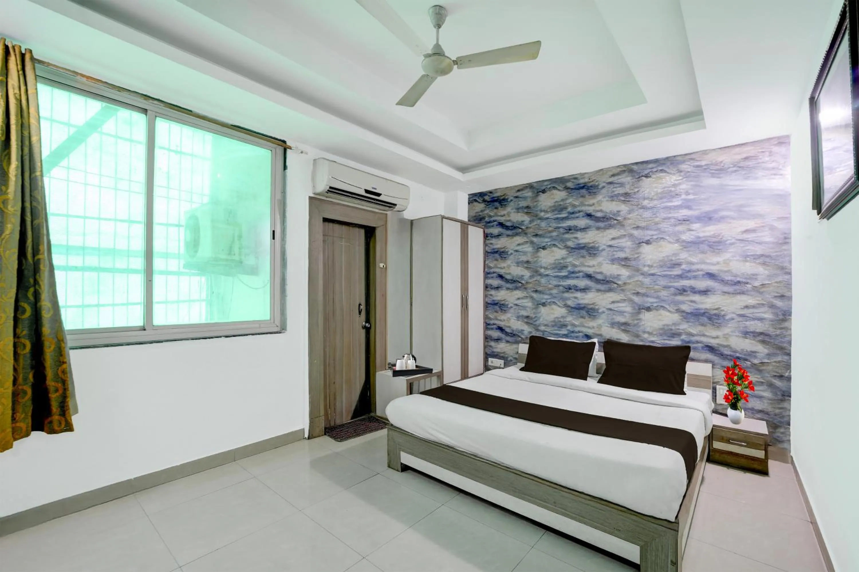 Photo of the whole room, Bed in Super Collection O Shahpura Lakeview Formerly Hotel Royal Villa