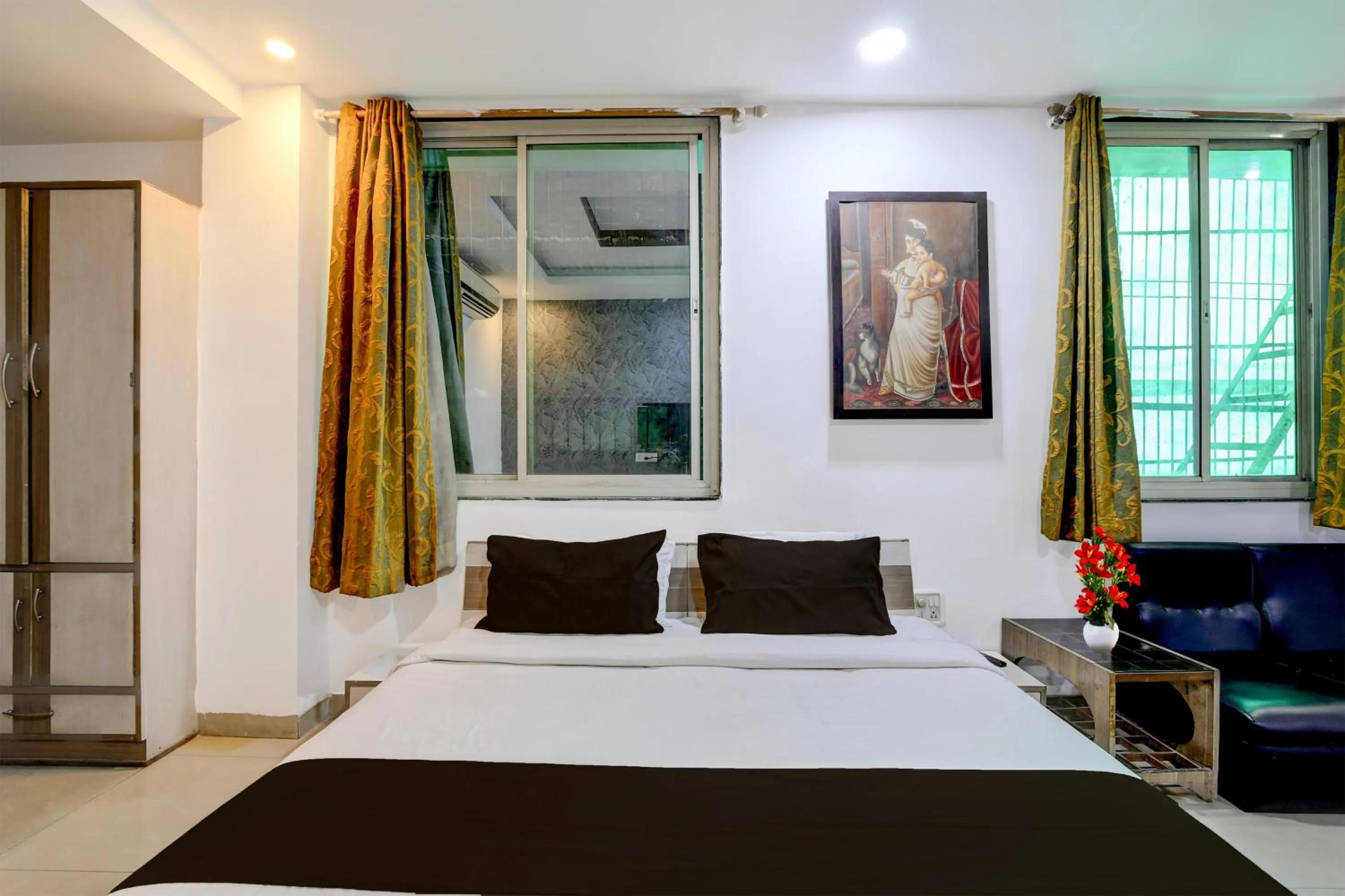 Photo of the whole room, Bed in Super Collection O Shahpura Lakeview Formerly Hotel Royal Villa