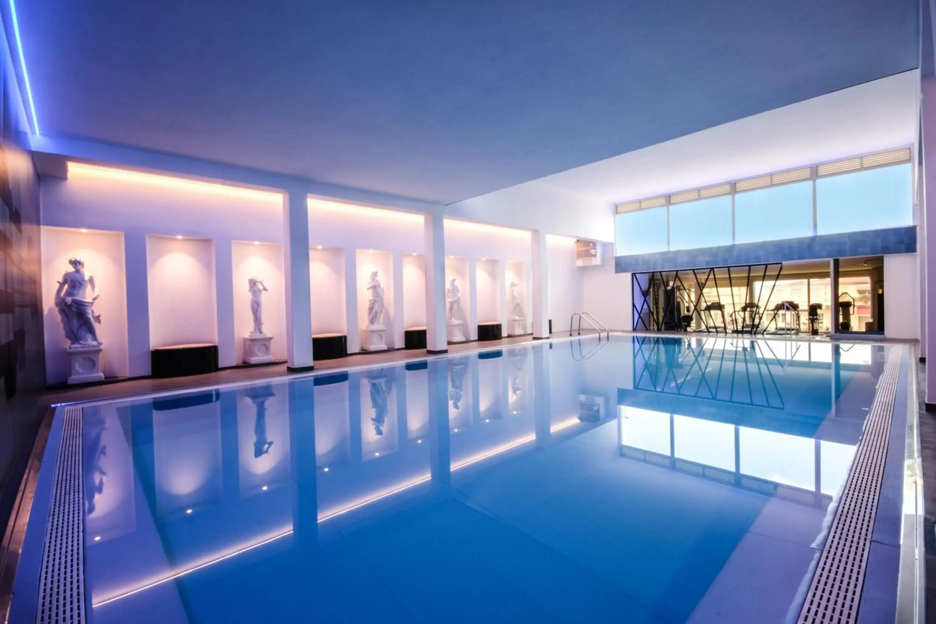 Swimming pool in Hotel Sina Astor Swimming pool in Hotel Sina Astor