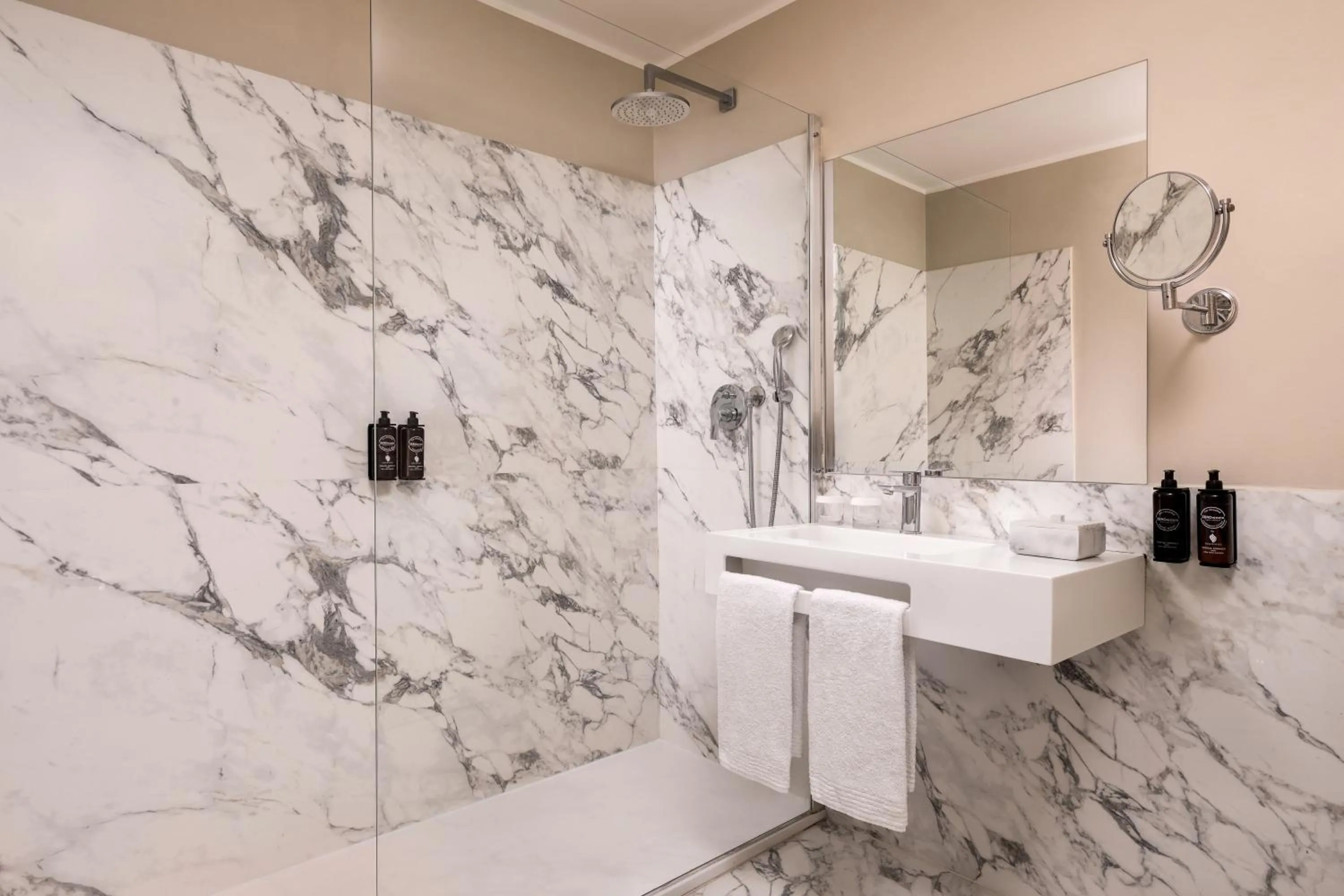 Bathroom in Hotel Sina Astor