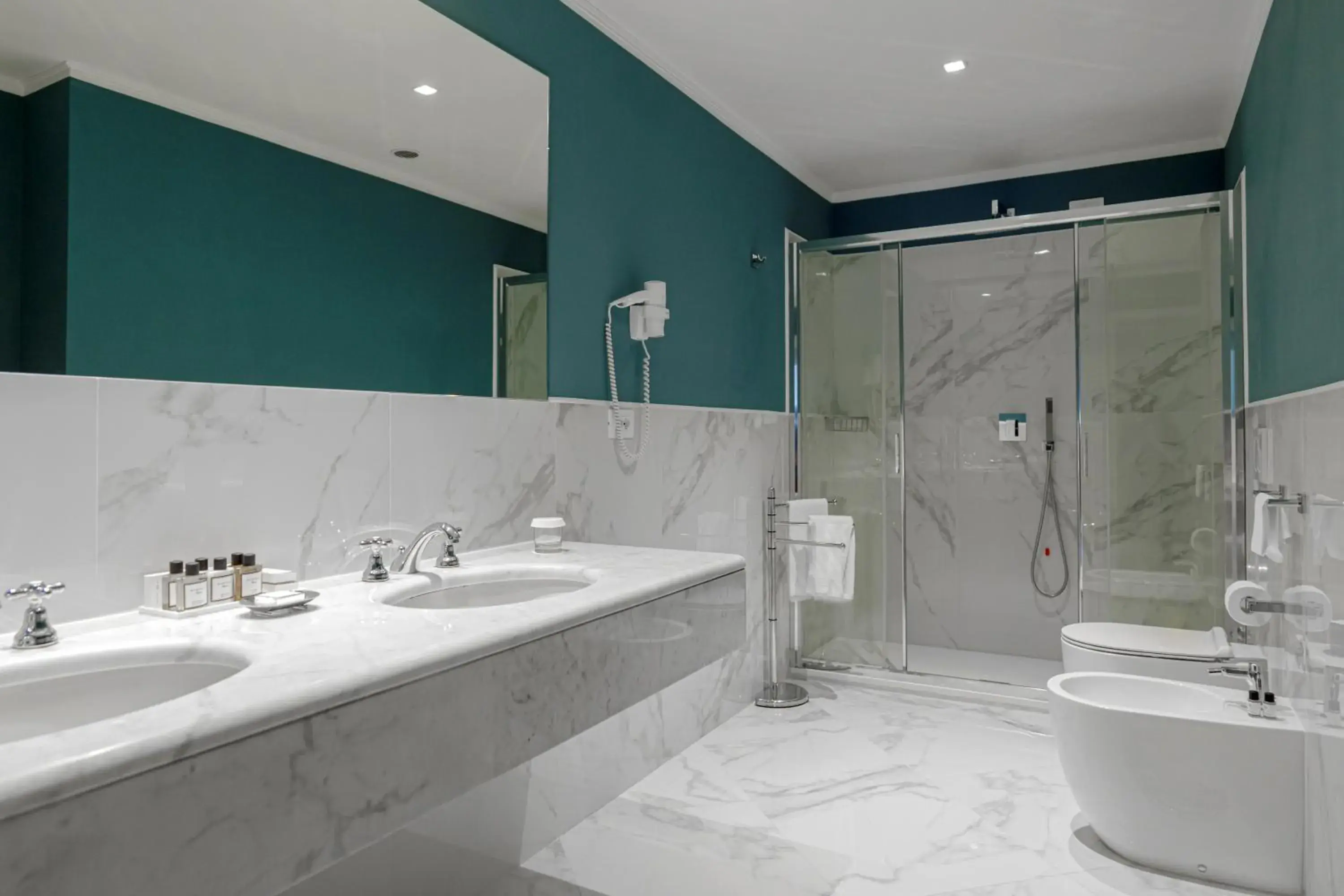 Bathroom in Hotel Sina Astor Bathroom in Hotel Sina Astor