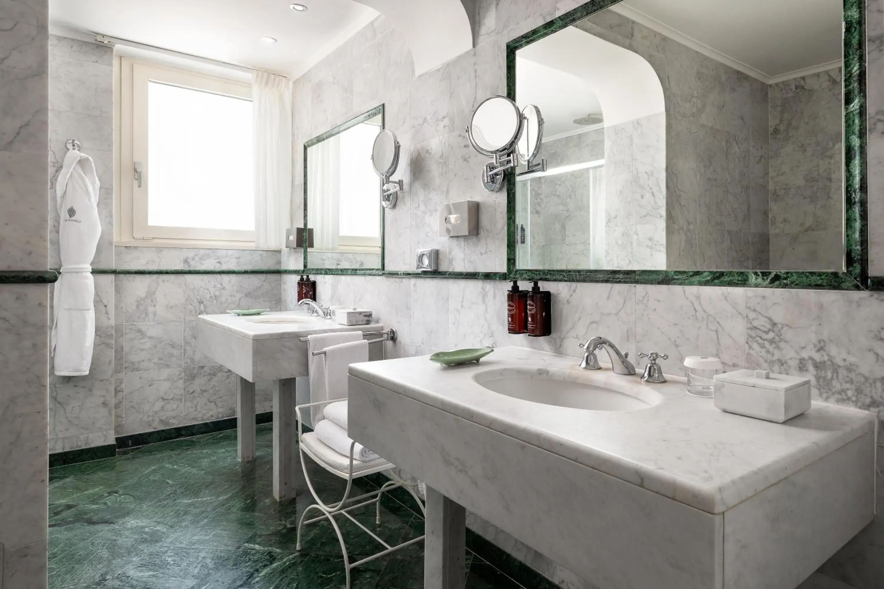 Bathroom in Hotel Sina Astor Bathroom in Hotel Sina Astor