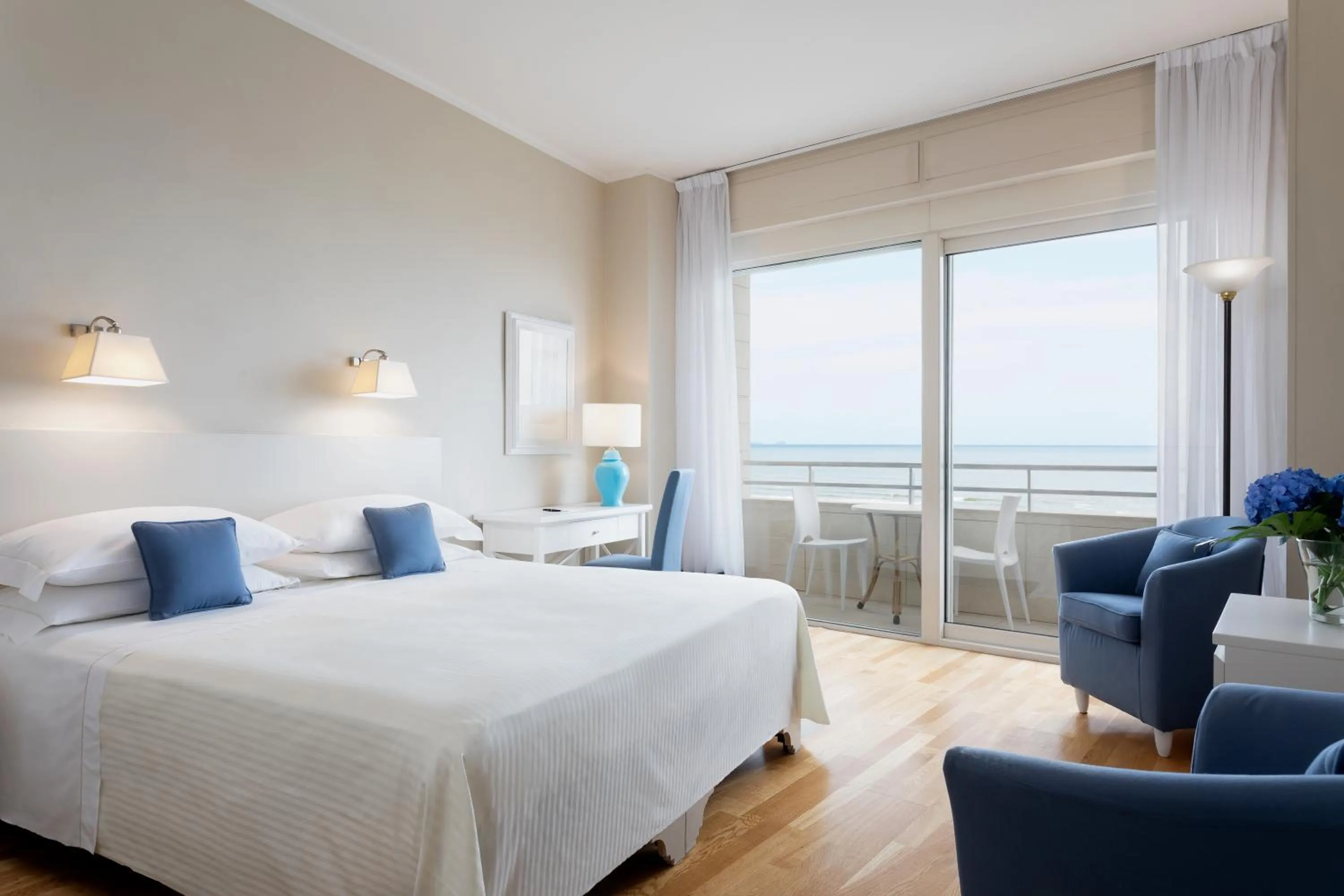 Bed in Hotel Sina Astor