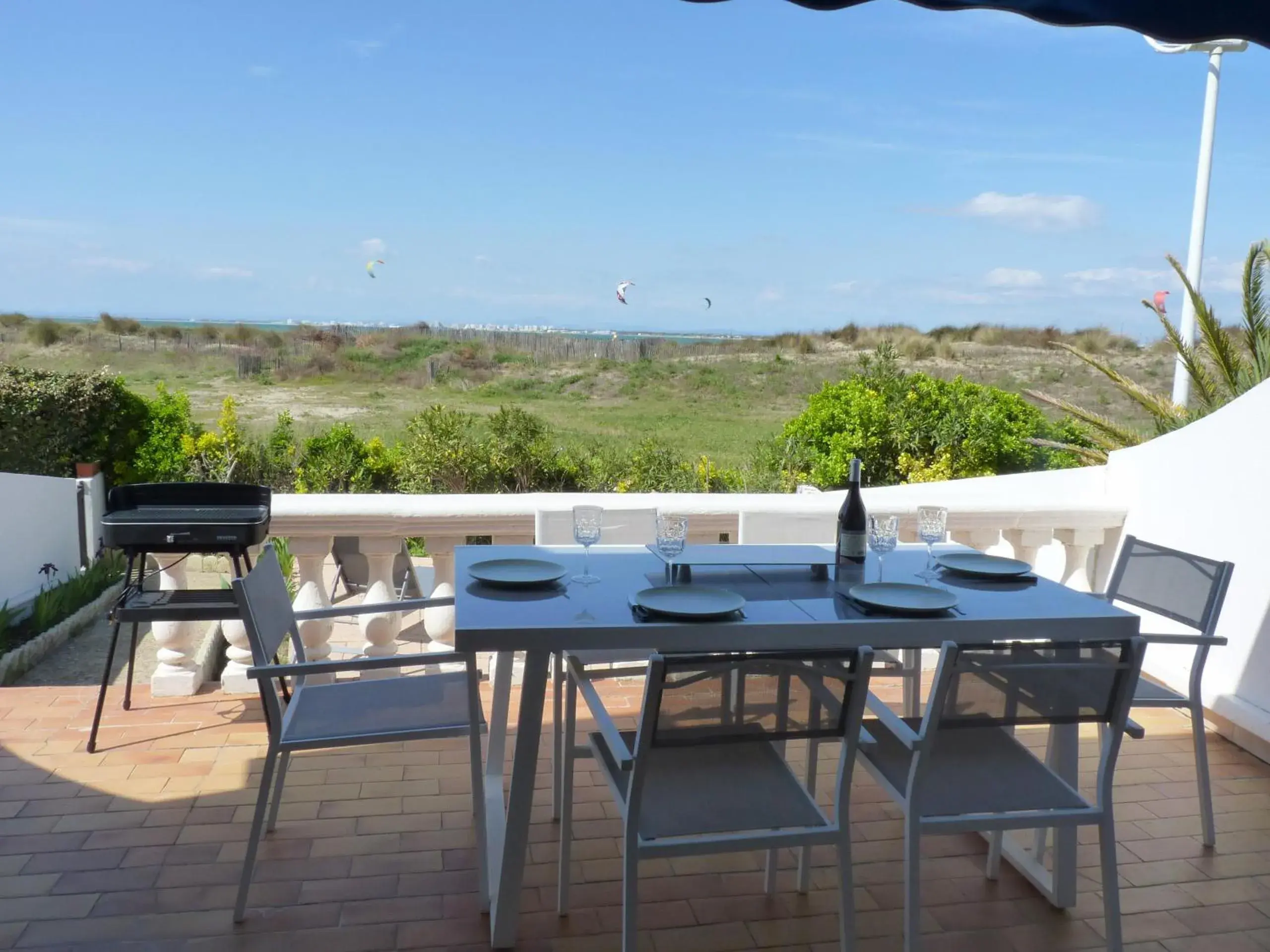 Sol-y-Days Flamant, Superbe appartement en rez de jardin avec grande terrasse et jardinet, face a la mer Sol-y-Days Flamant, Superbe appartement en rez de jardin avec grande terrasse et jardinet, face a la mer
